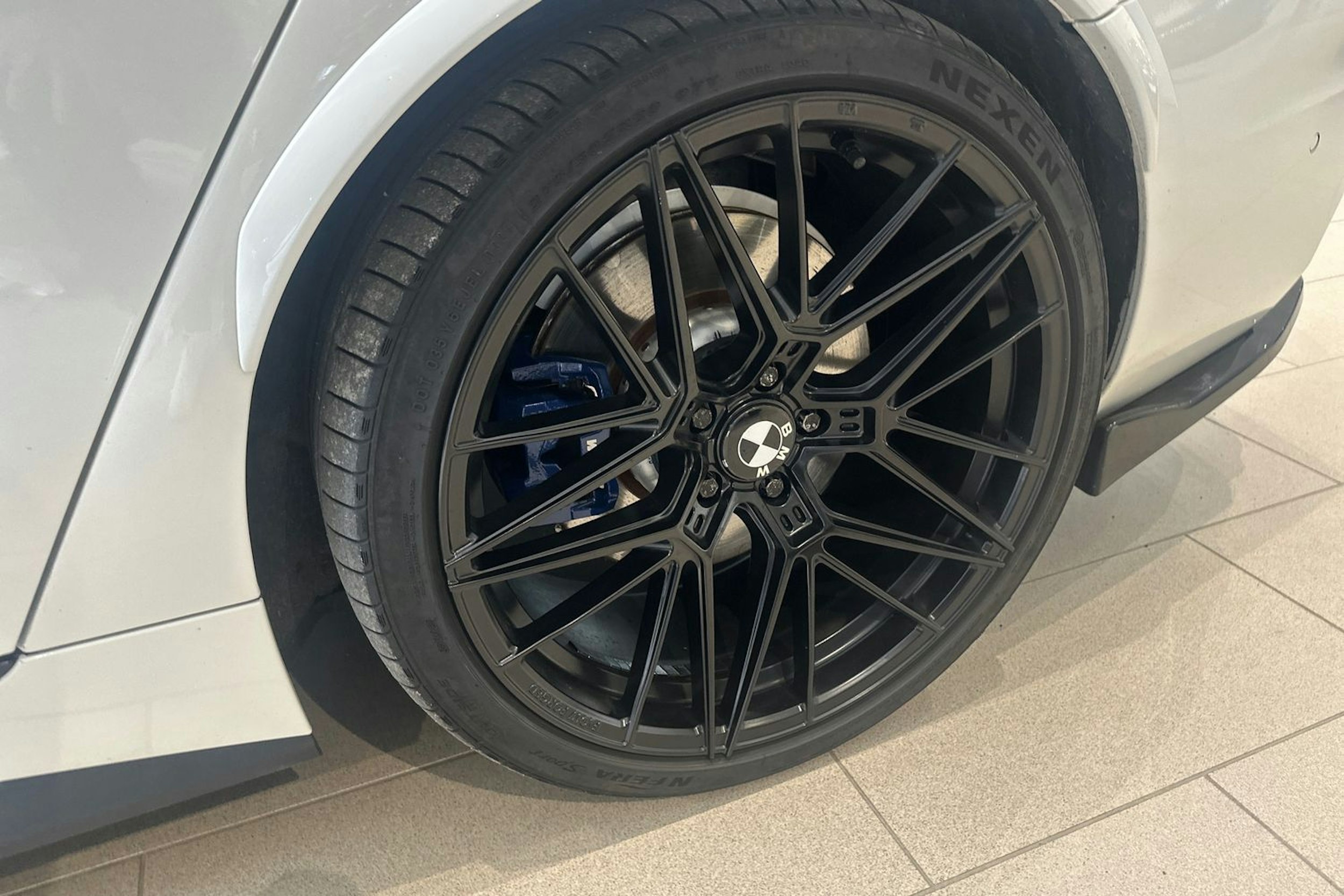 valkoinen BMW i4 M50 2022 kuva 11.