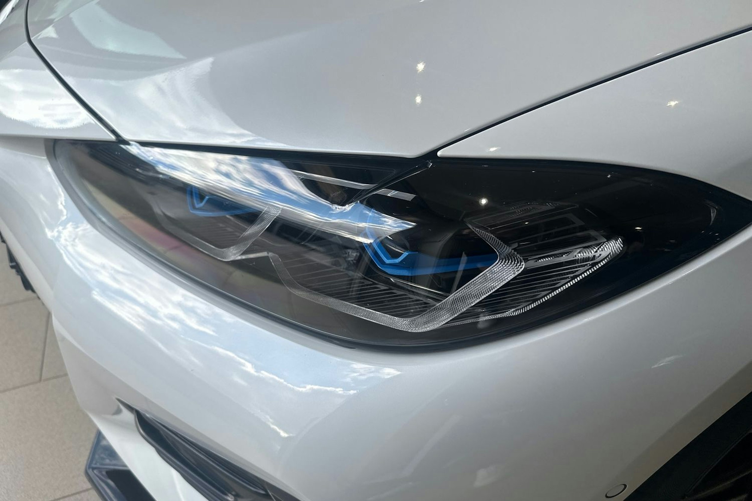 valkoinen BMW i4 M50 2022 kuva 14.