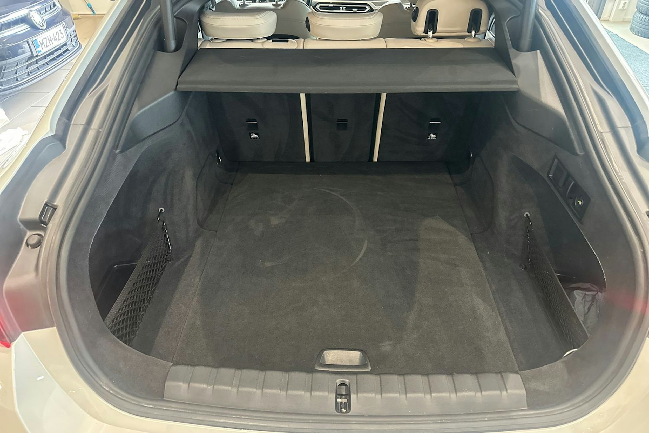 valkoinen BMW i4 M50 2022 kuva 24.