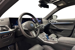 musta BMW i4 M50 2022 kuva 7.