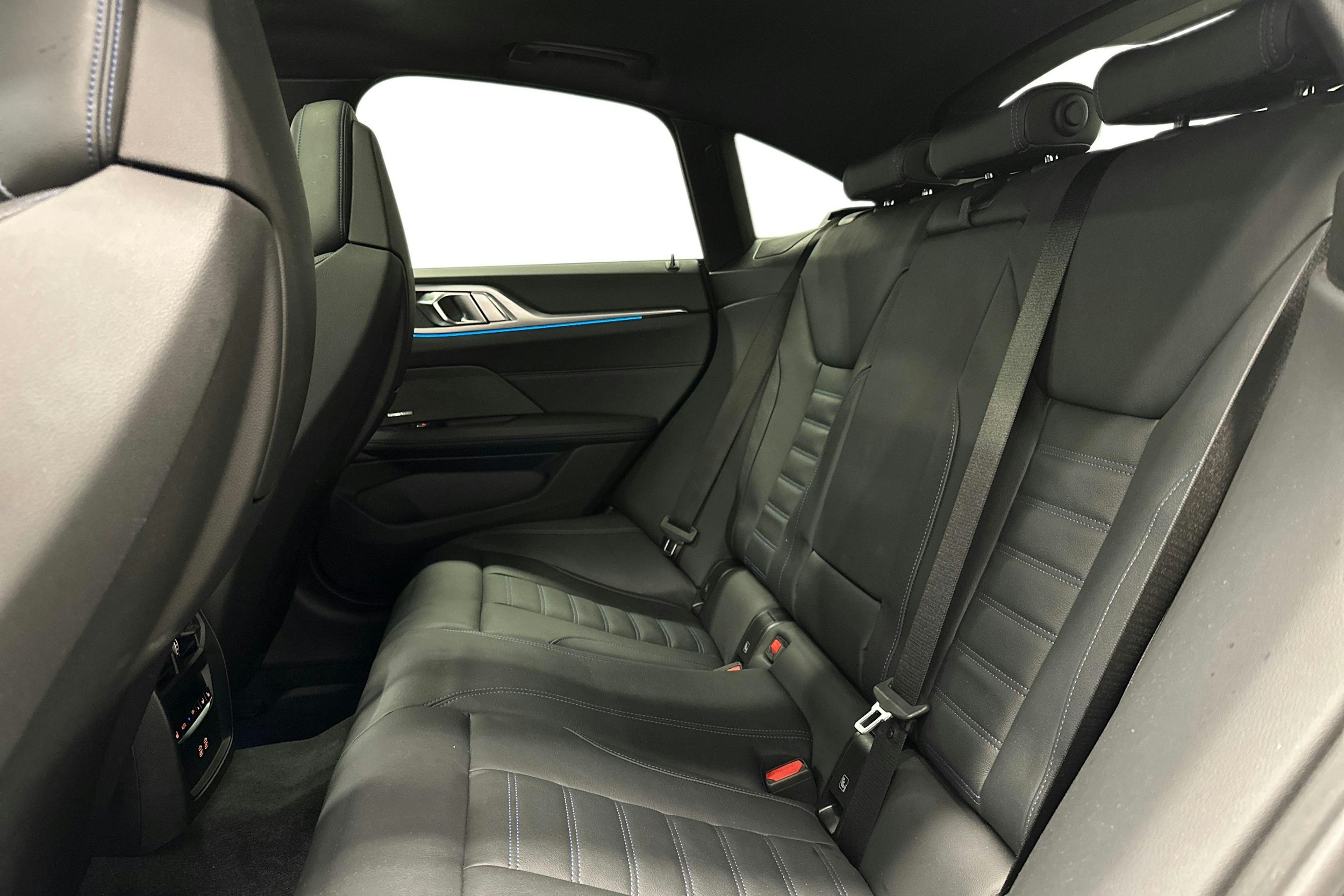 musta BMW i4 M50 2022 kuva 10.