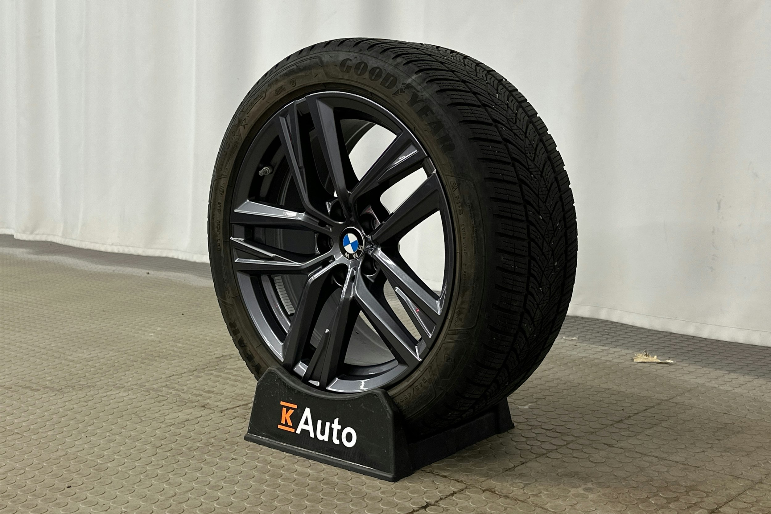 musta BMW i4 M50 2022 kuva 13.