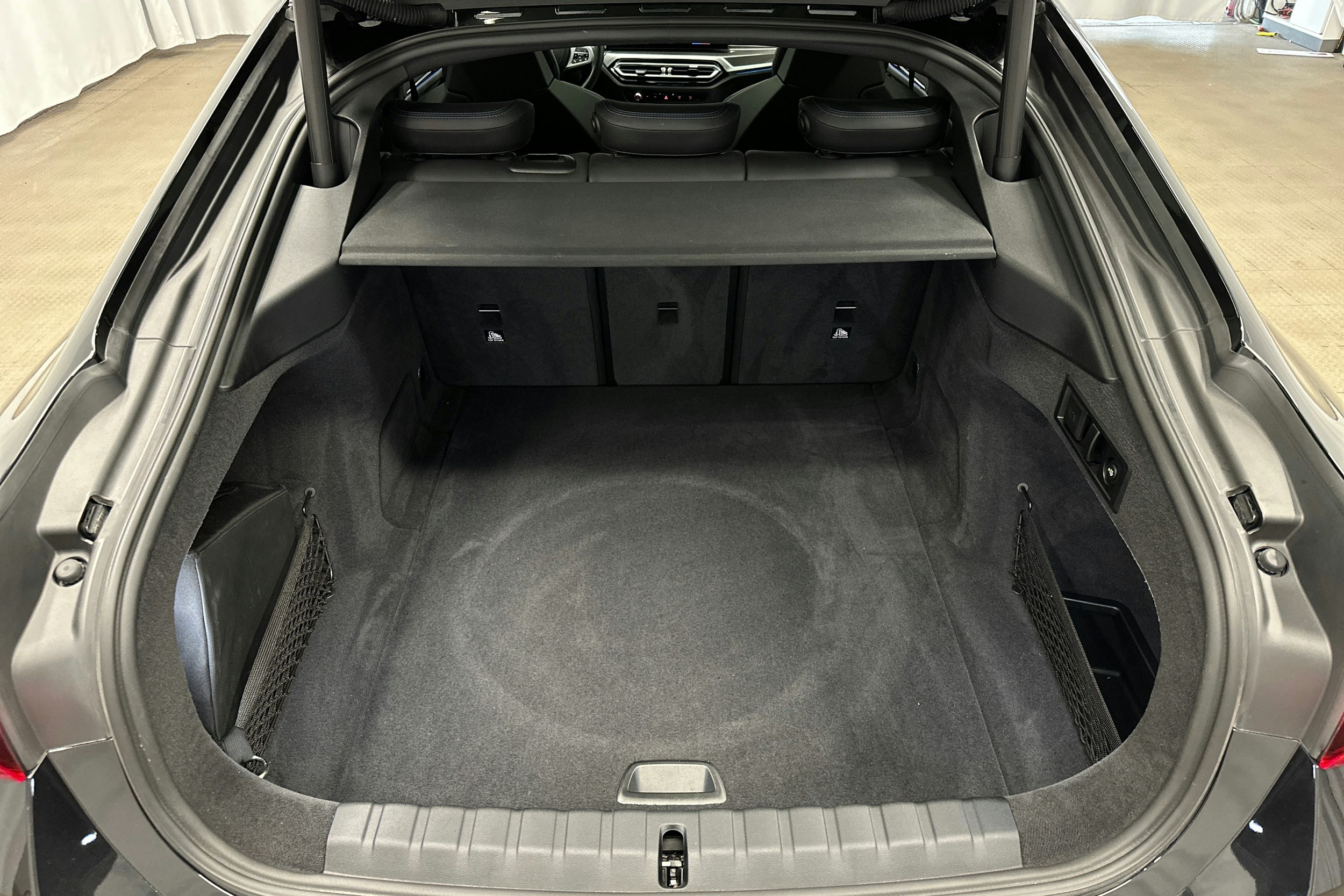 musta BMW i4 M50 2022 kuva 14.
