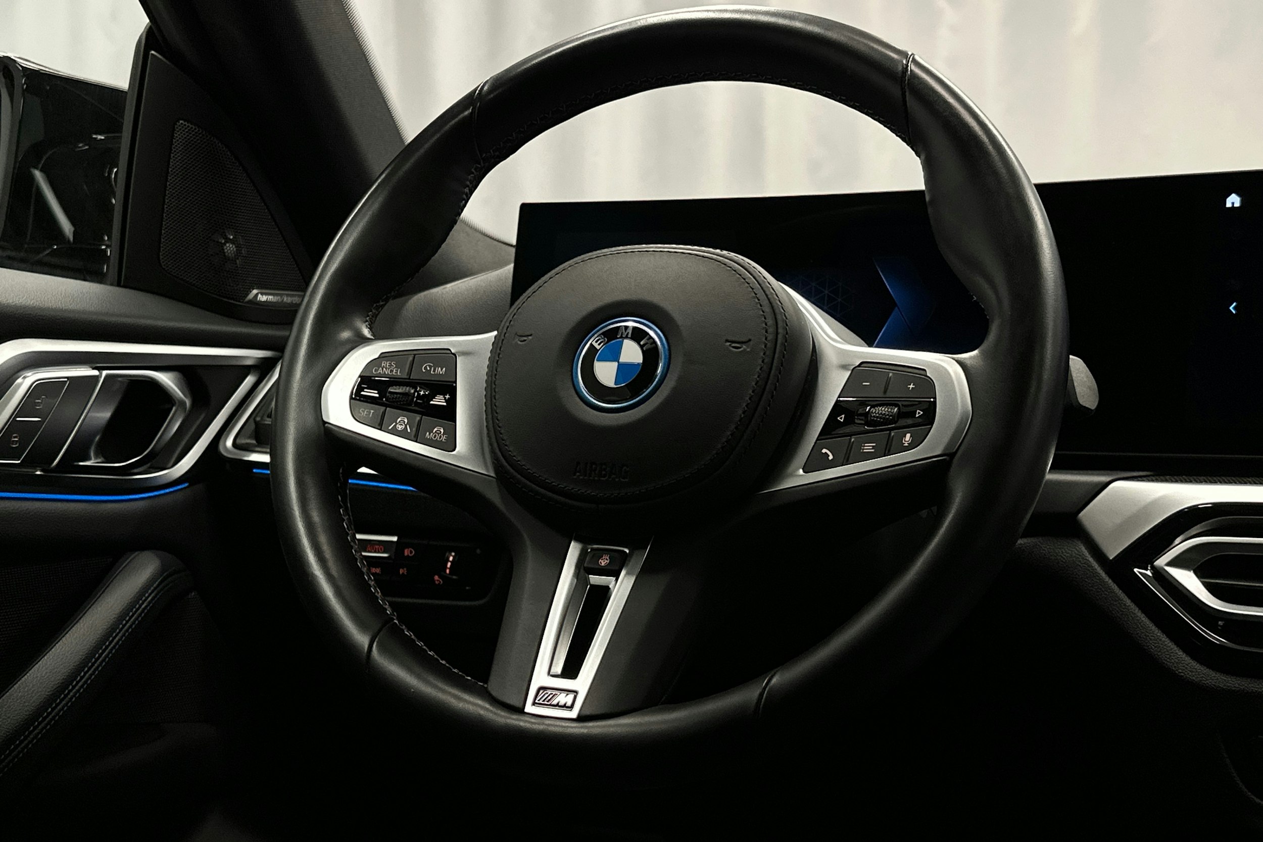 musta BMW i4 M50 2022 kuva 23.