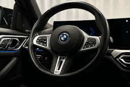 musta BMW i4 M50 2022 kuva 23.