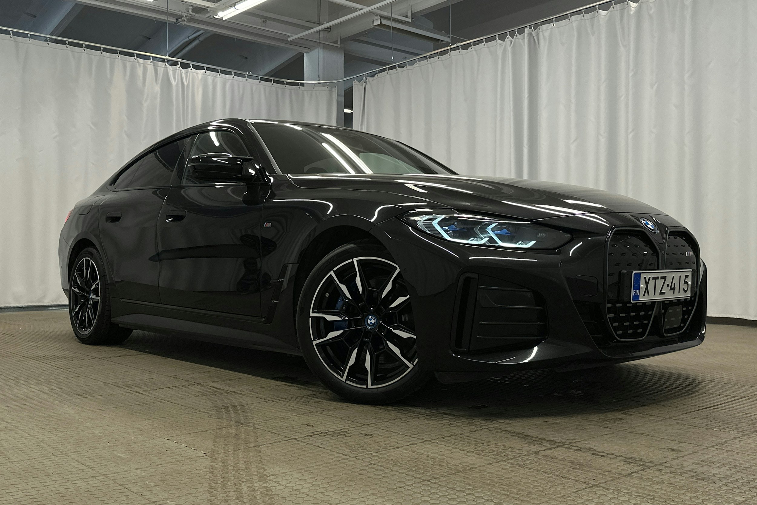 musta BMW i4 M50 2022 kuva 41.