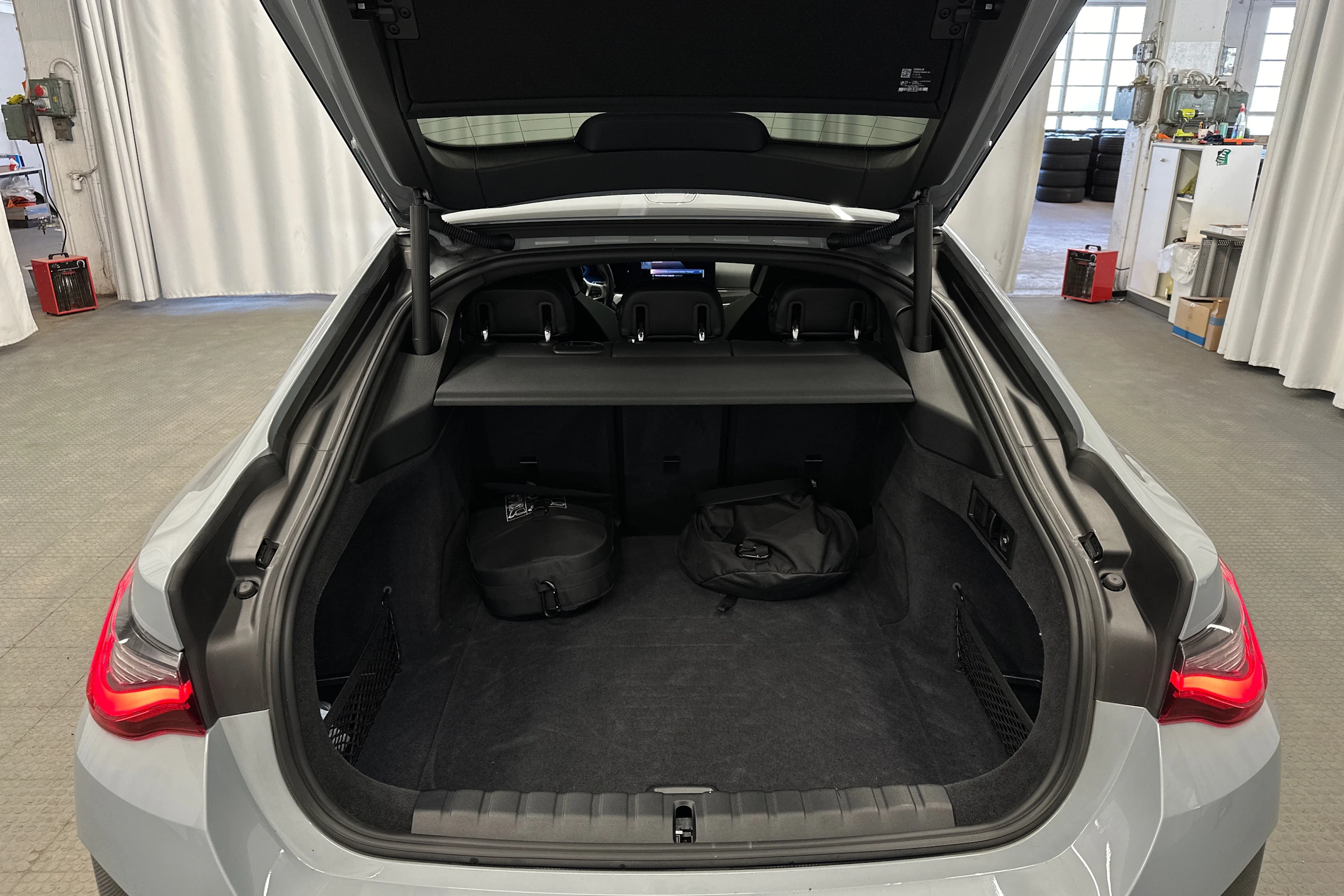 harmaa BMW i4 M50 2022 kuva 33.