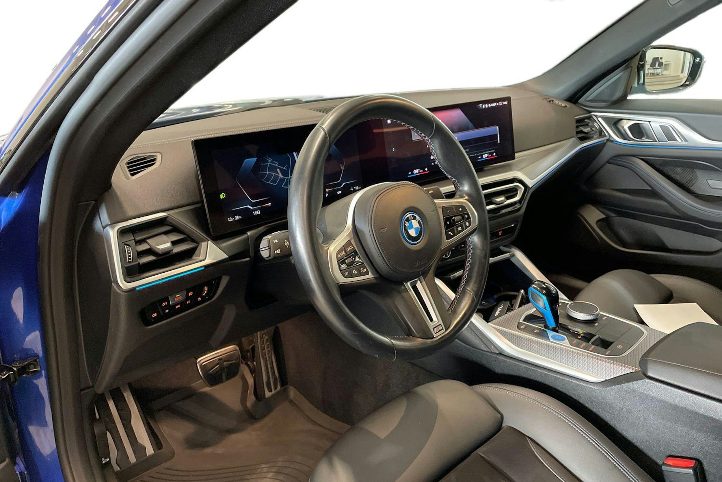 sininen BMW i4 M50 2023 kuva 7.