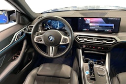 sininen BMW i4 M50 2023 kuva 9.