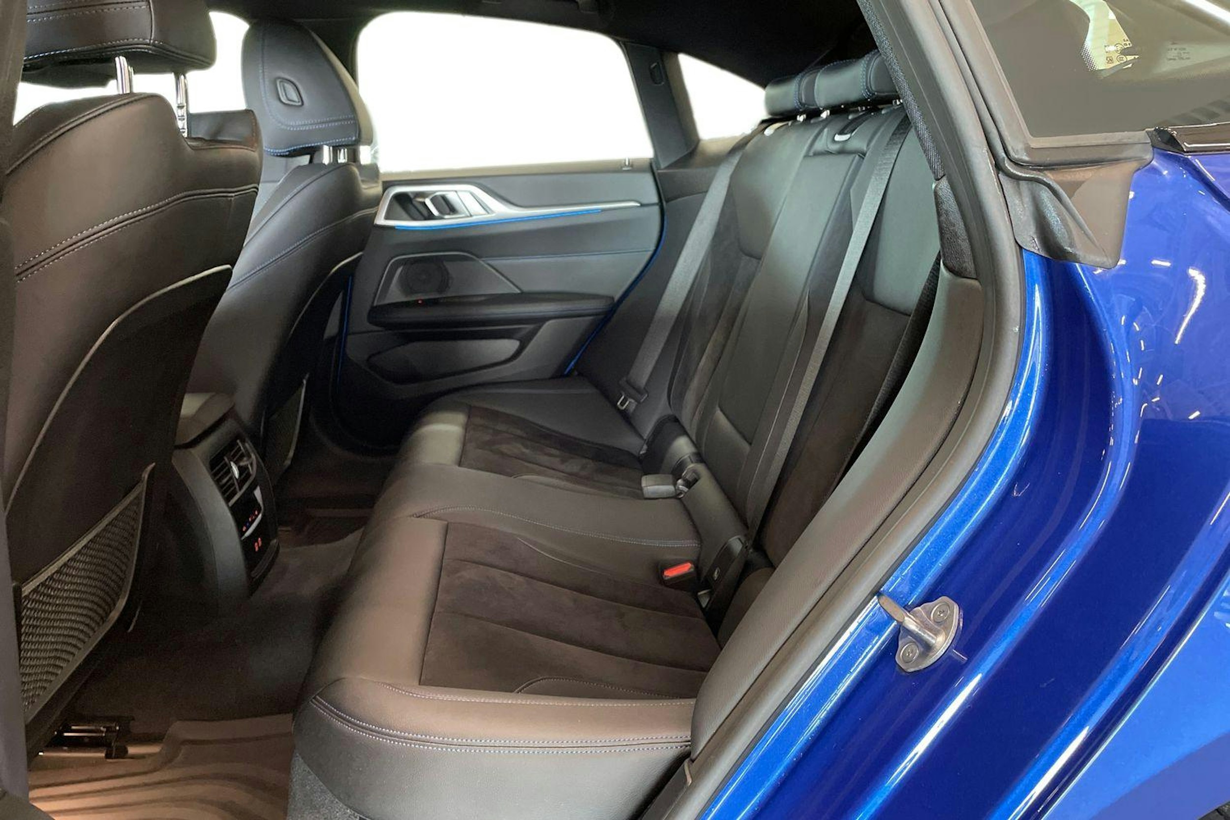 sininen BMW i4 M50 2023 kuva 10.