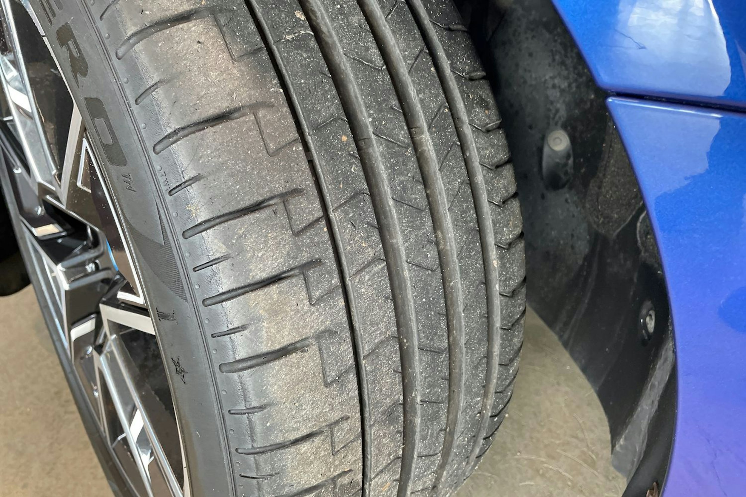 sininen BMW i4 M50 2023 kuva 13.