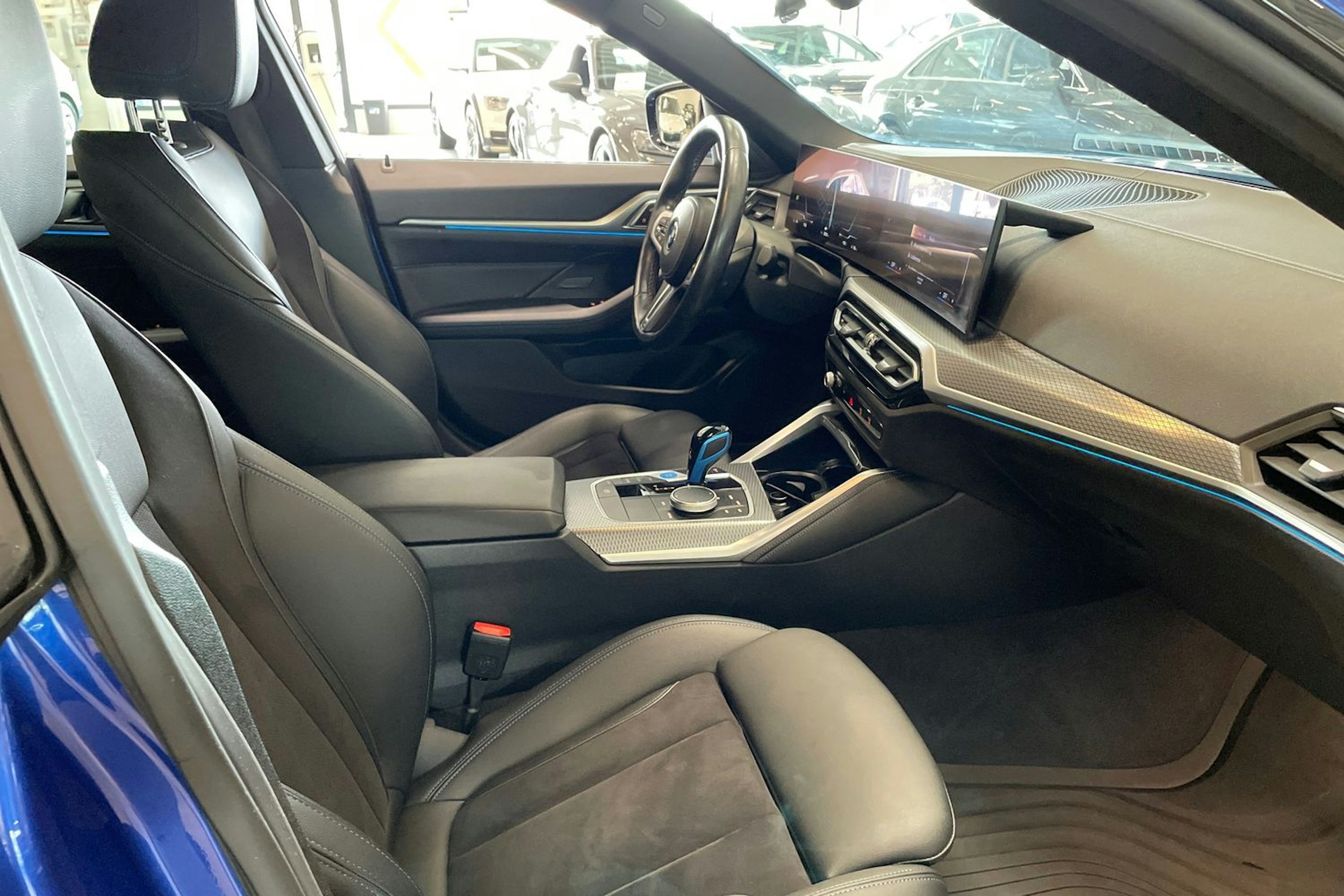 sininen BMW i4 M50 2023 kuva 16.