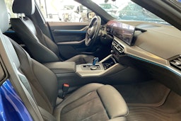 sininen BMW i4 M50 2023 kuva 16.