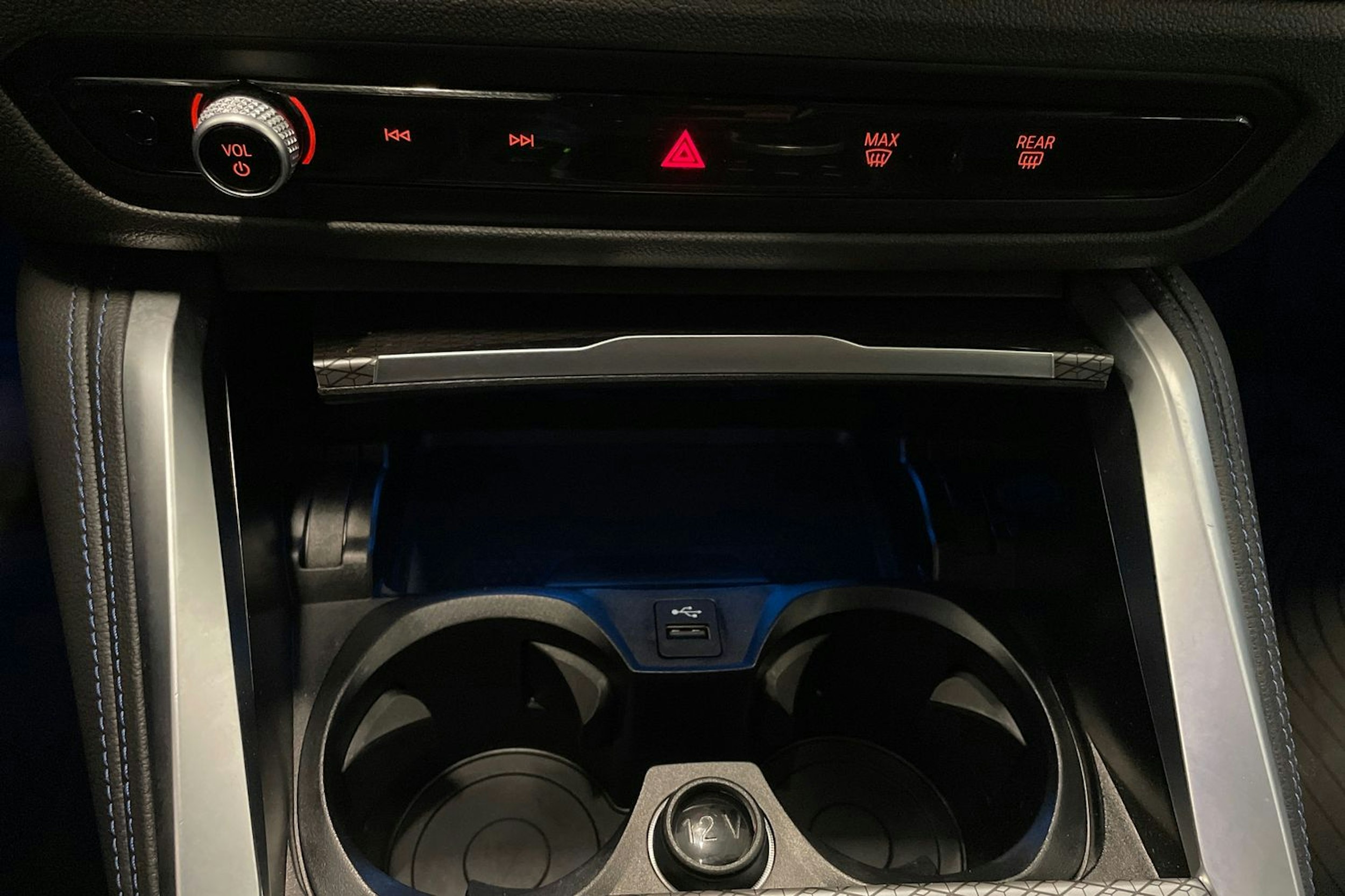 sininen BMW i4 M50 2023 kuva 34.