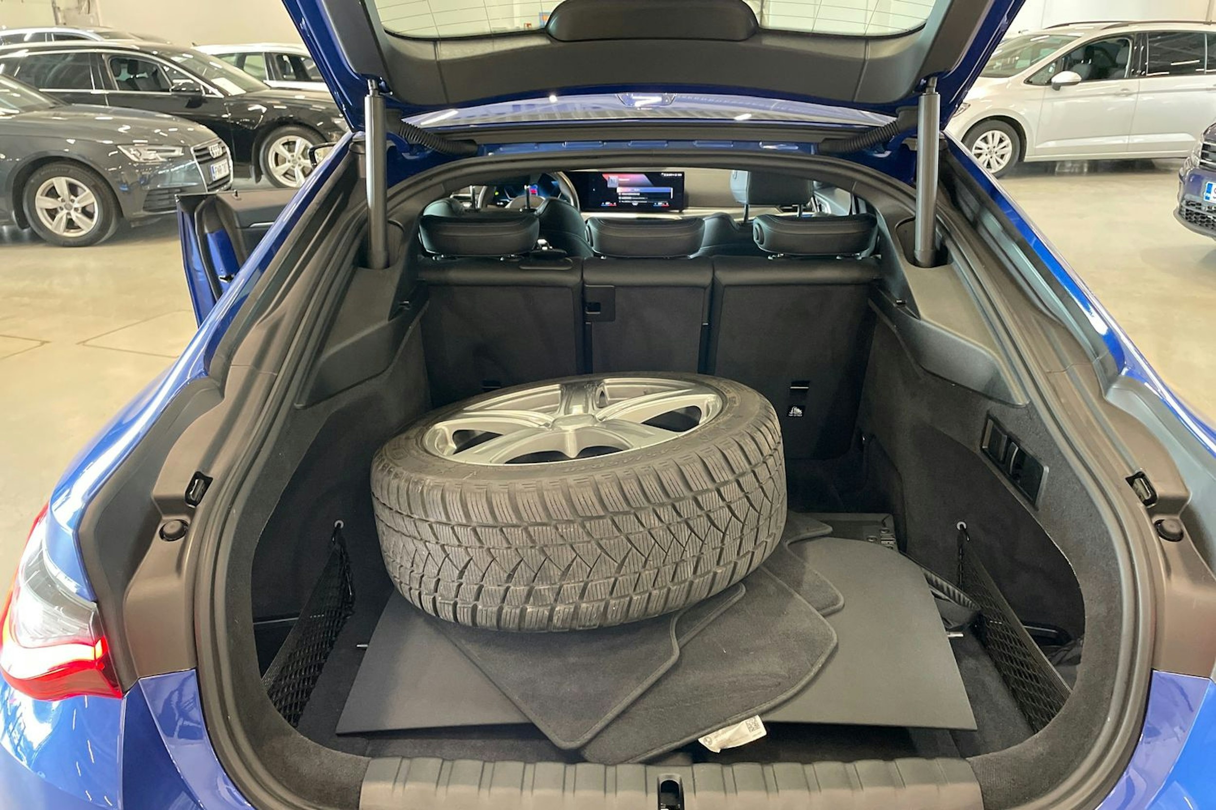 sininen BMW i4 M50 2023 kuva 41.