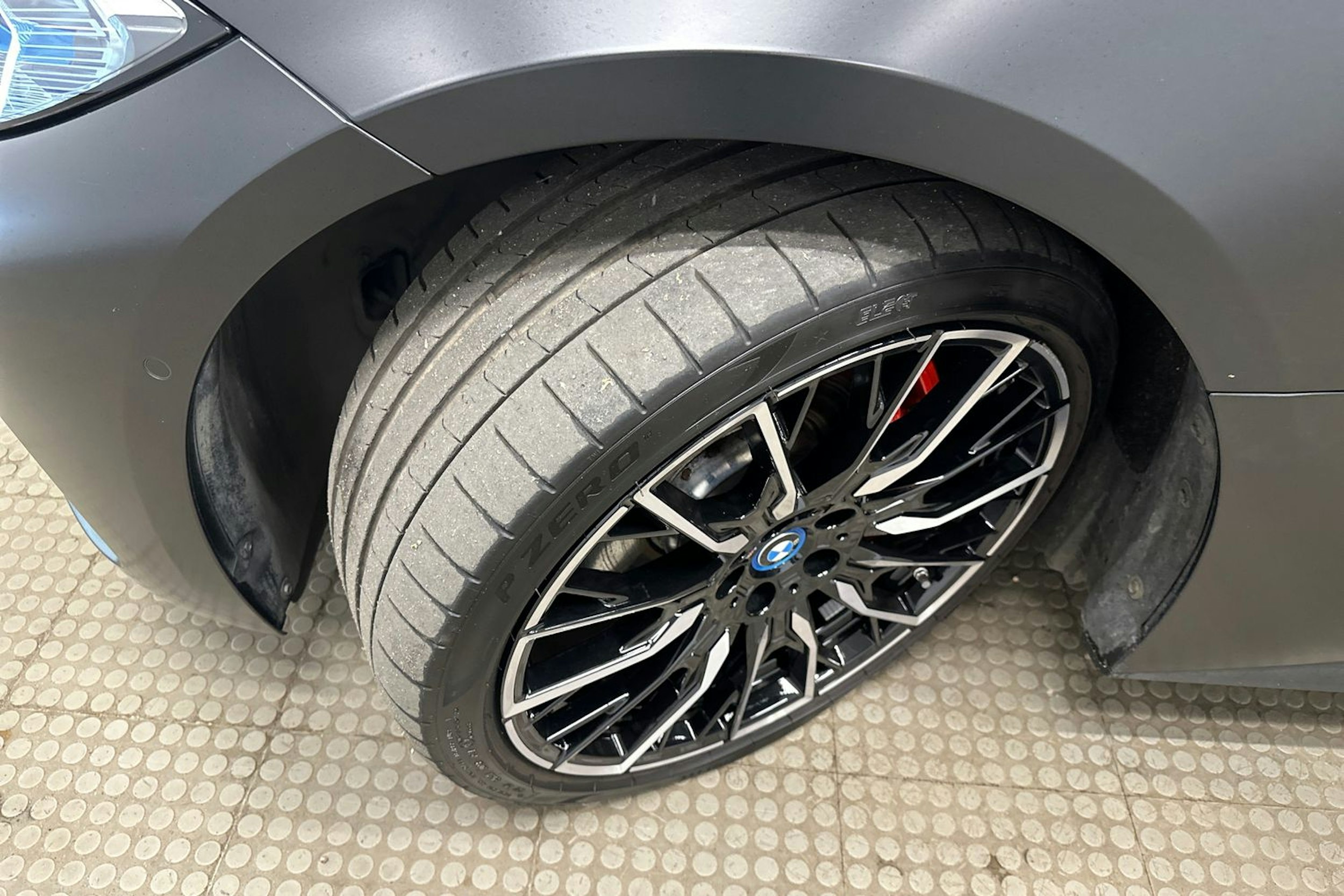 musta BMW i4 M50 2023 kuva 10.