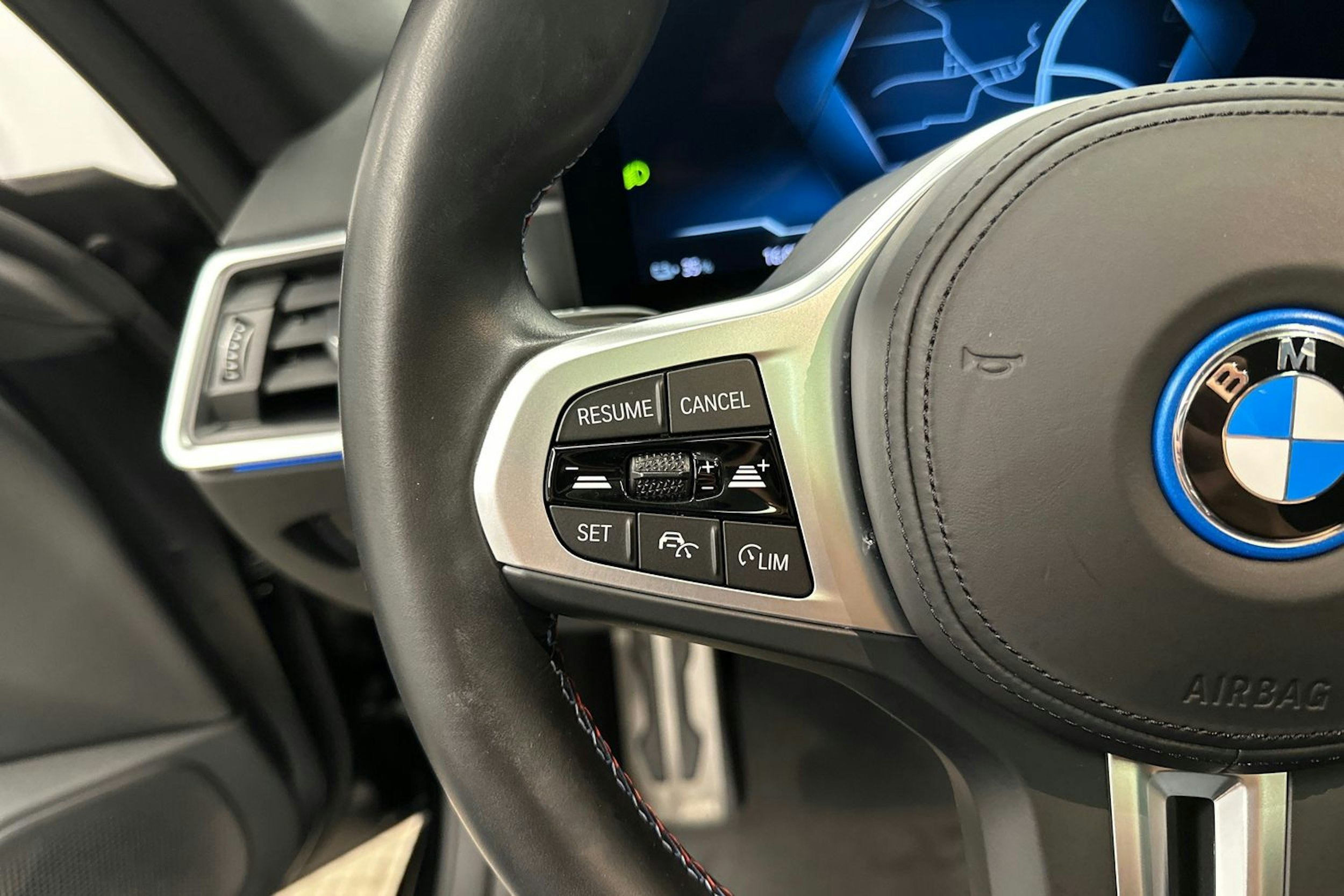 musta BMW i4 M50 2023 kuva 11.