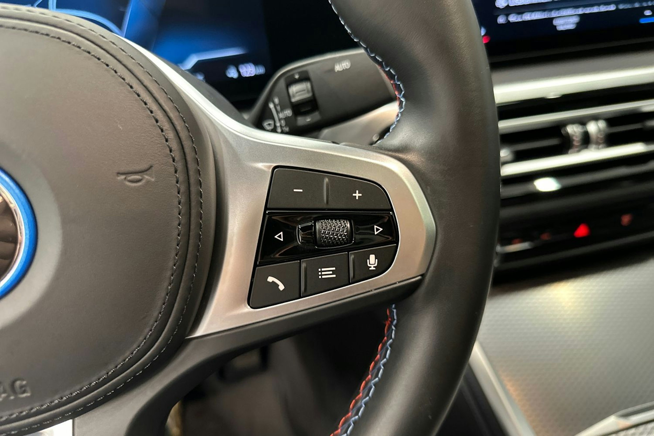 musta BMW i4 M50 2023 kuva 12.