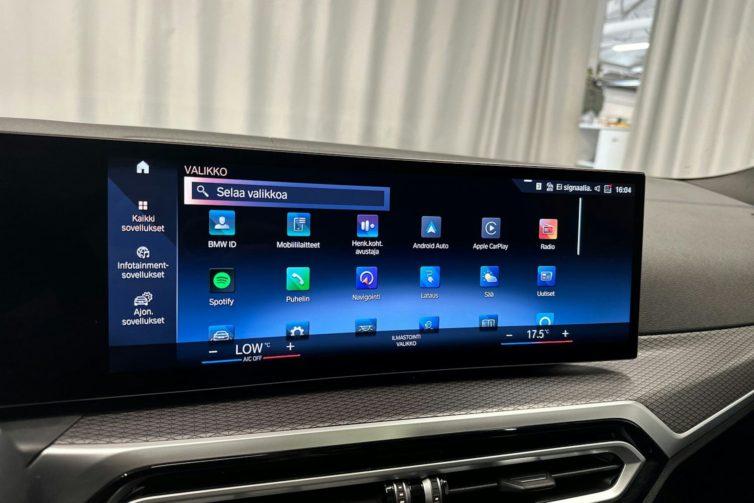 musta BMW i4 M50 2023 kuva 16.
