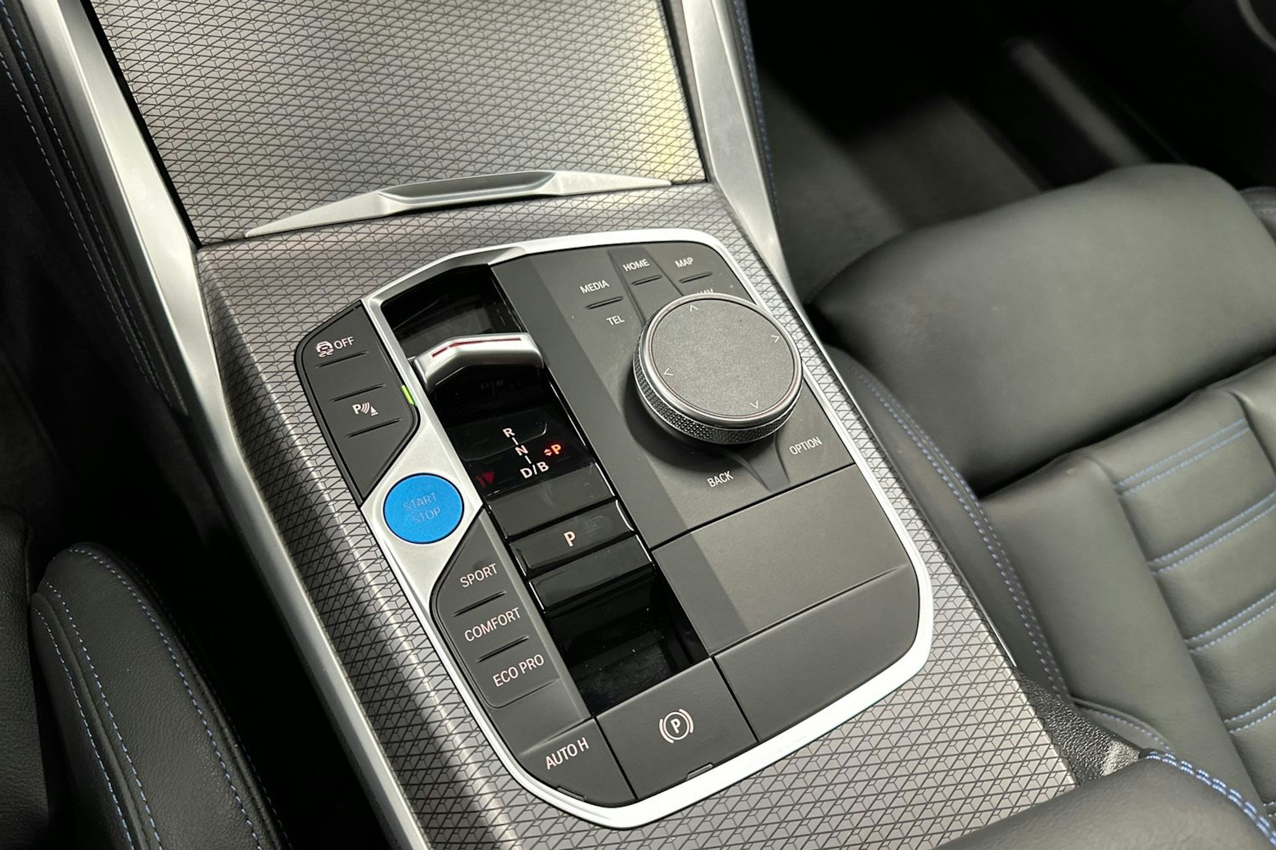 musta BMW i4 M50 2023 kuva 19.