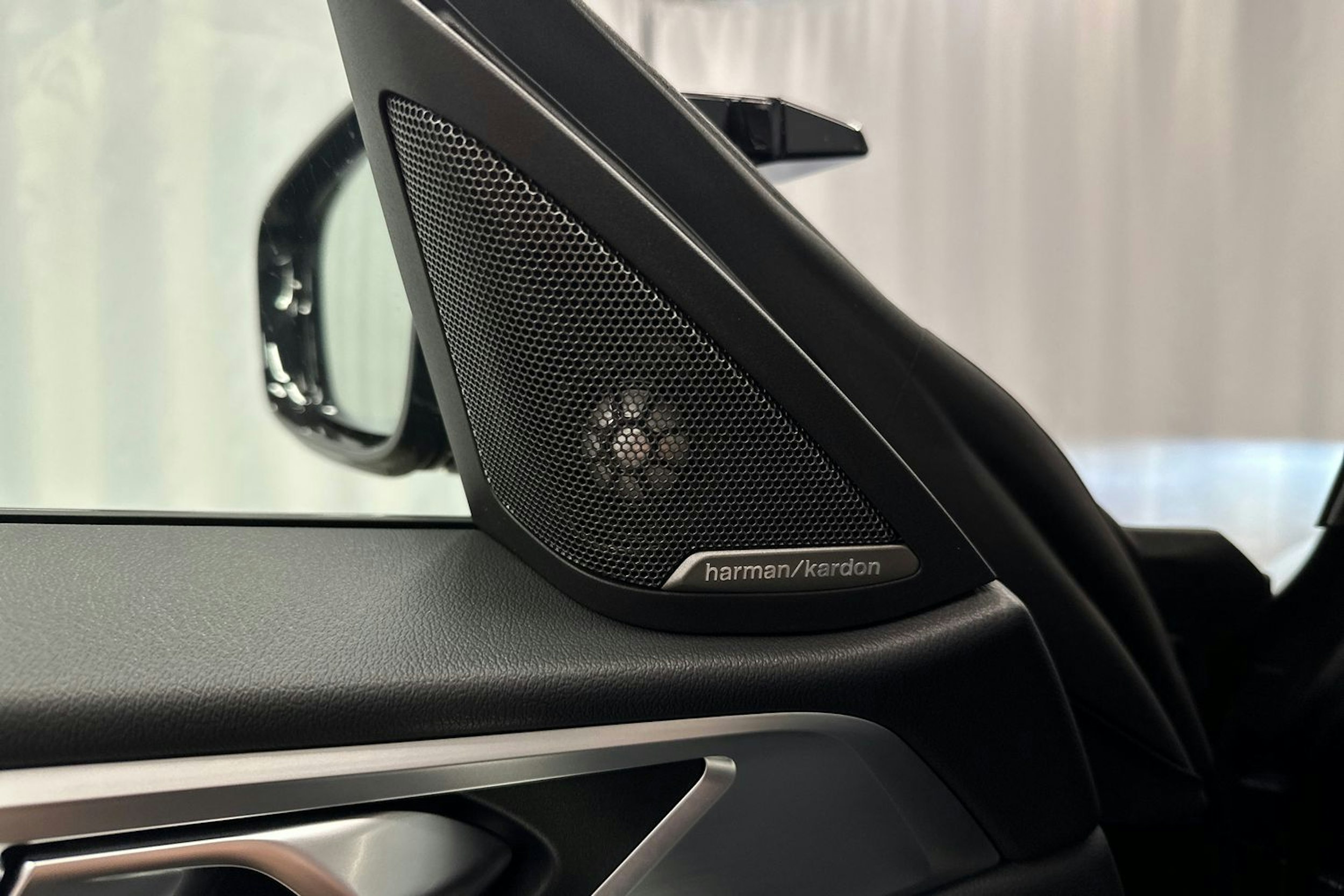 musta BMW i4 M50 2023 kuva 21.