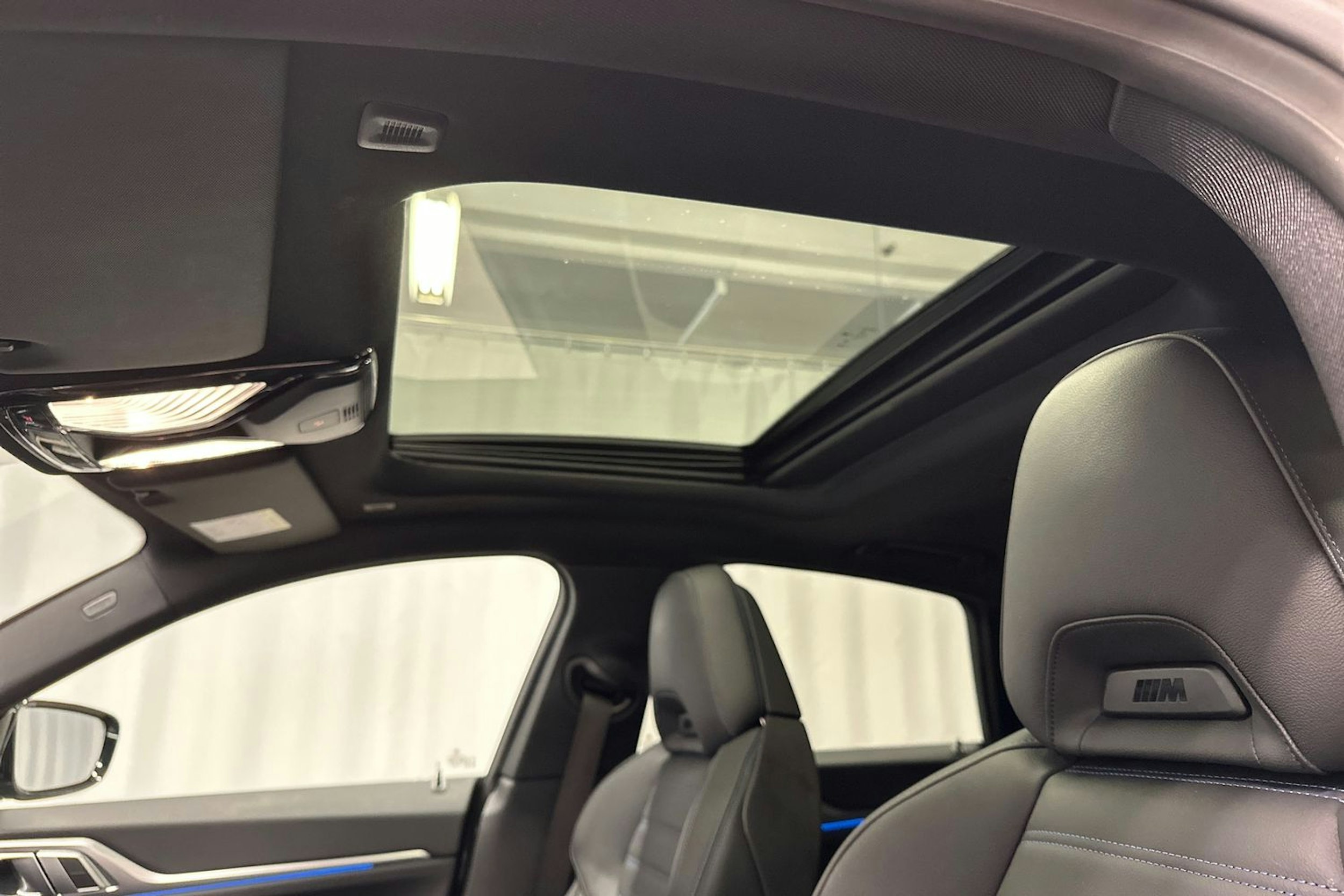 musta BMW i4 M50 2023 kuva 22.