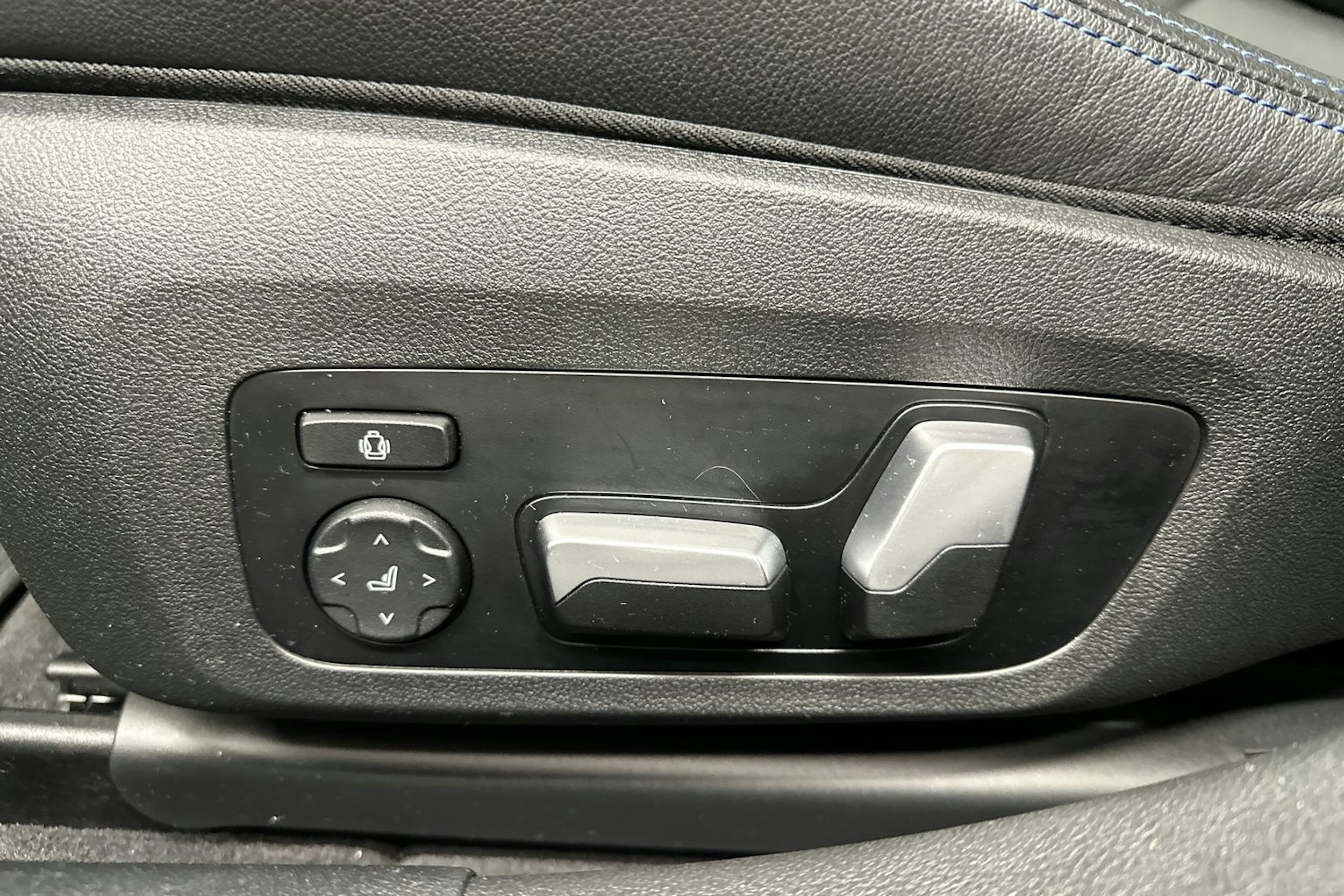 musta BMW i4 M50 2023 kuva 24.