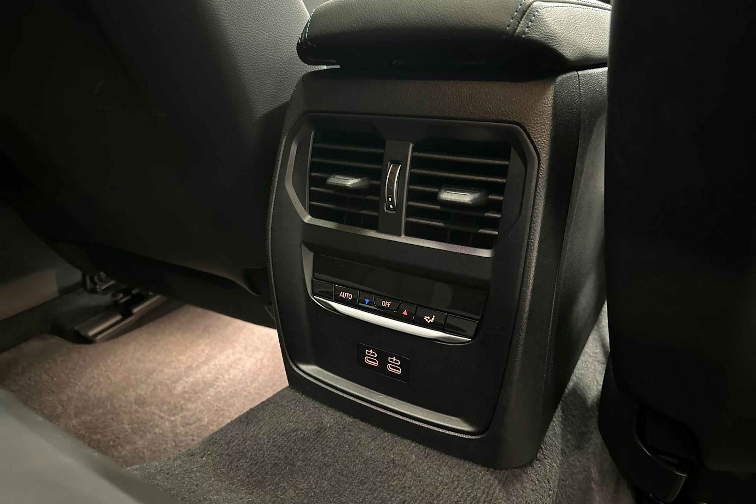 musta BMW i4 M50 2023 kuva 27.