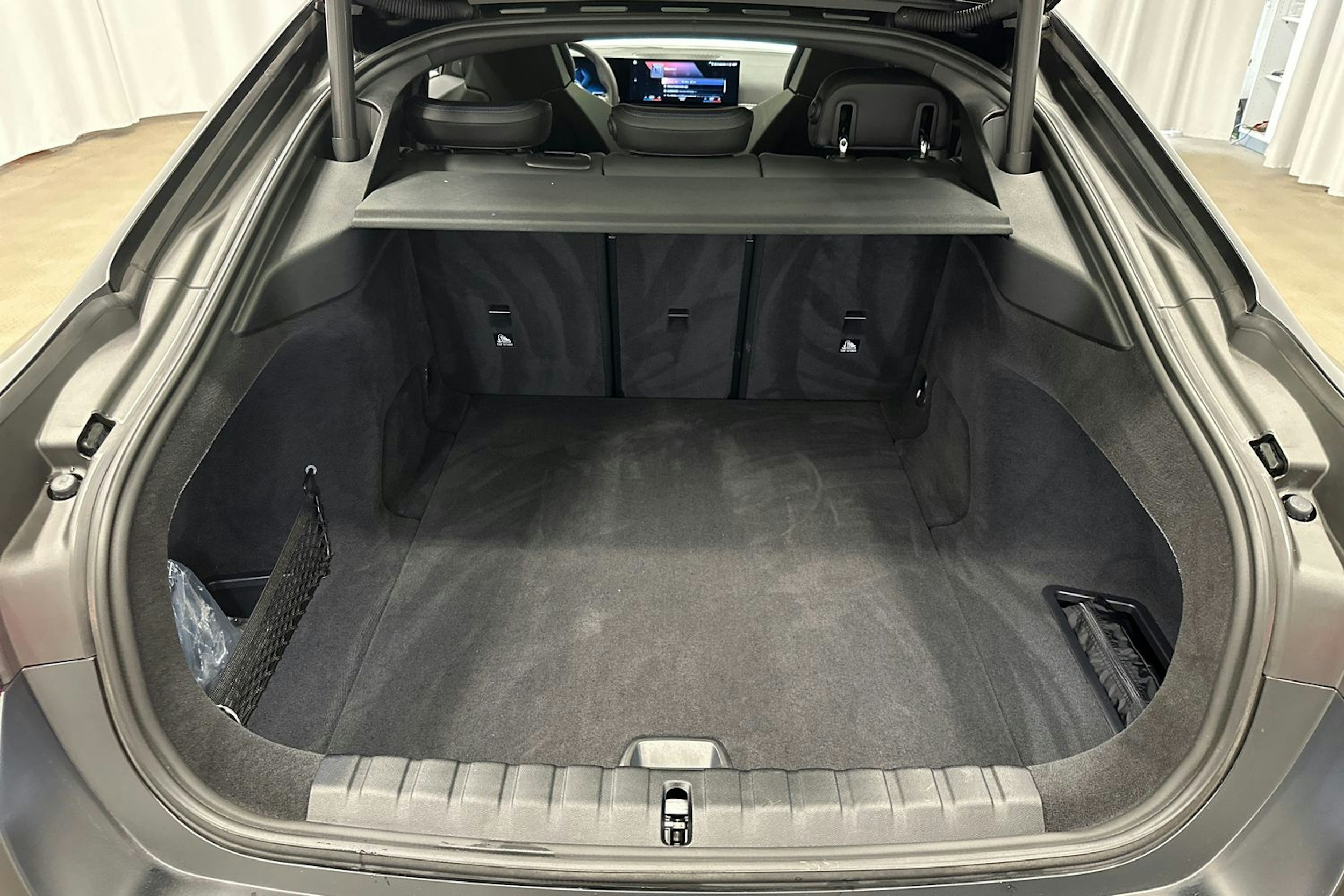 musta BMW i4 M50 2023 kuva 28.