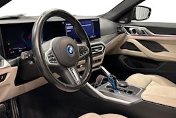 sininen BMW i4 M50 2023 kuva 7.