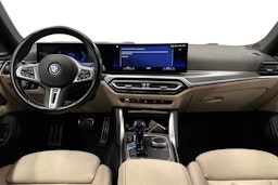 sininen BMW i4 M50 2023 kuva 9.