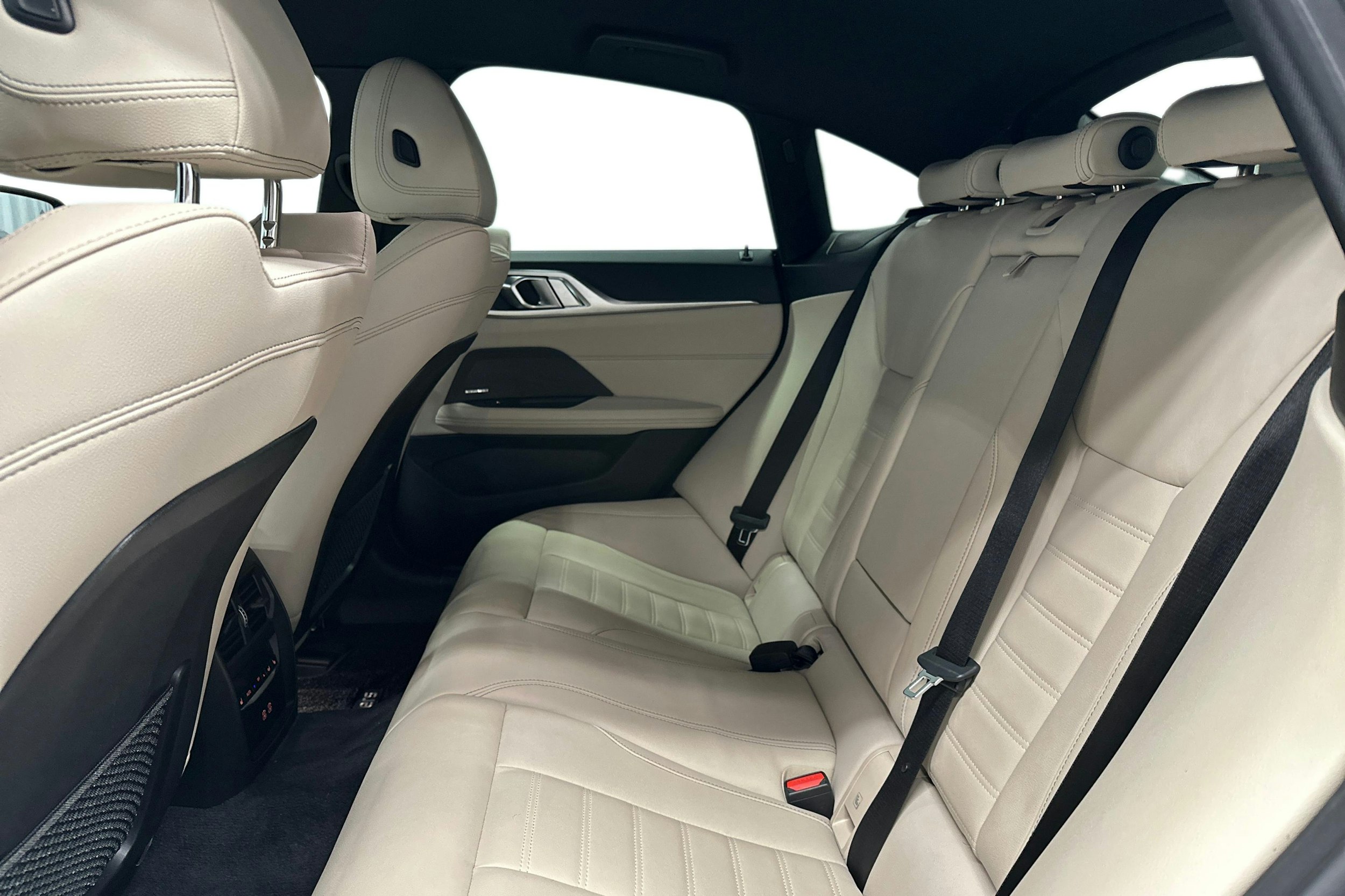 sininen BMW i4 M50 2023 kuva 10.