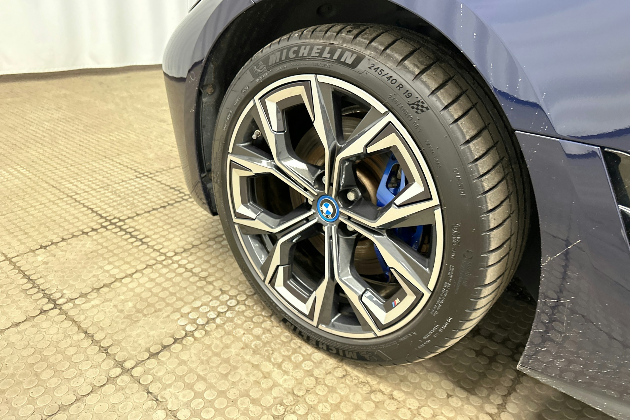 sininen BMW i4 M50 2023 kuva 11.