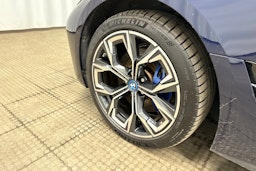 sininen BMW i4 M50 2023 kuva 11.