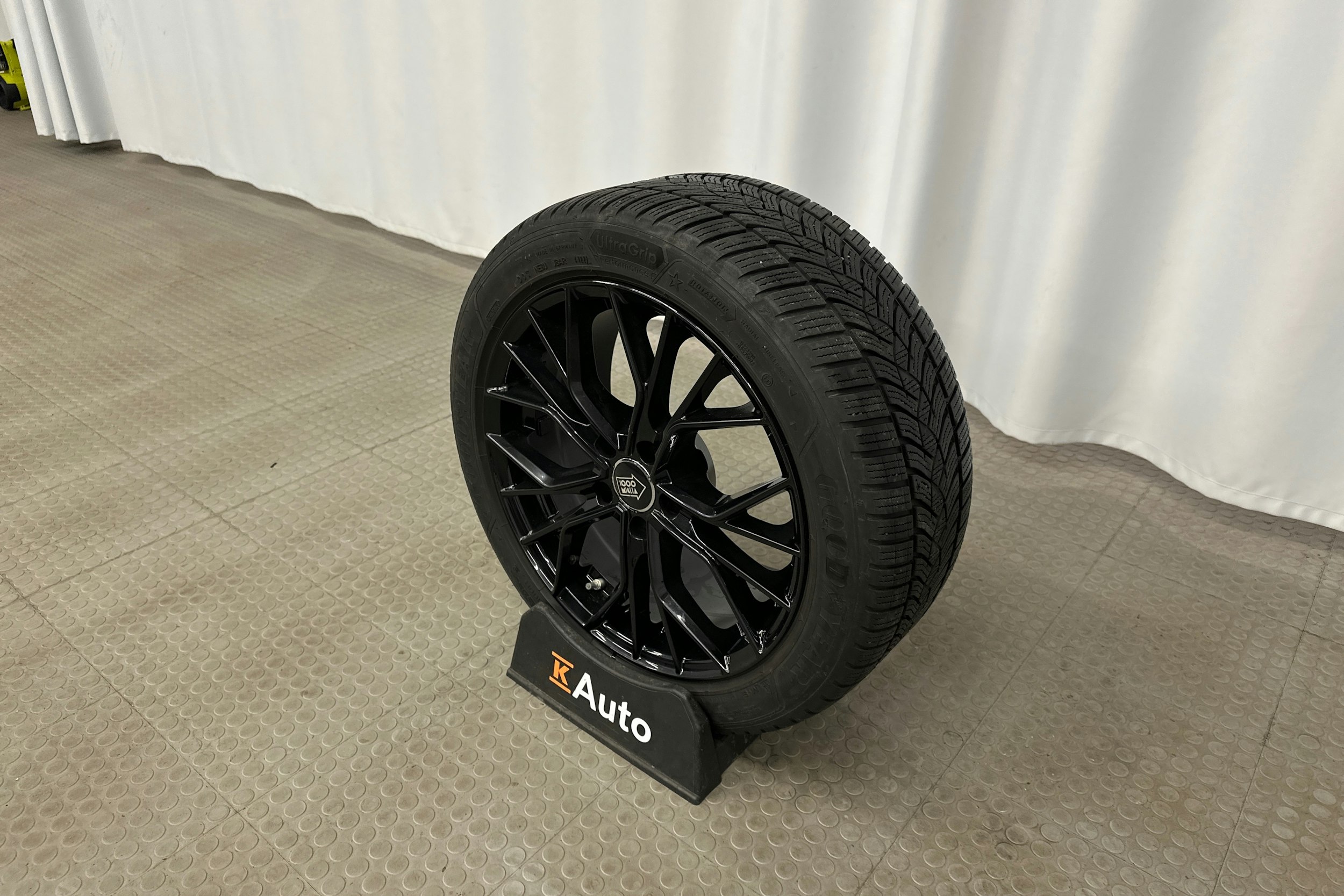 sininen BMW i4 M50 2023 kuva 13.