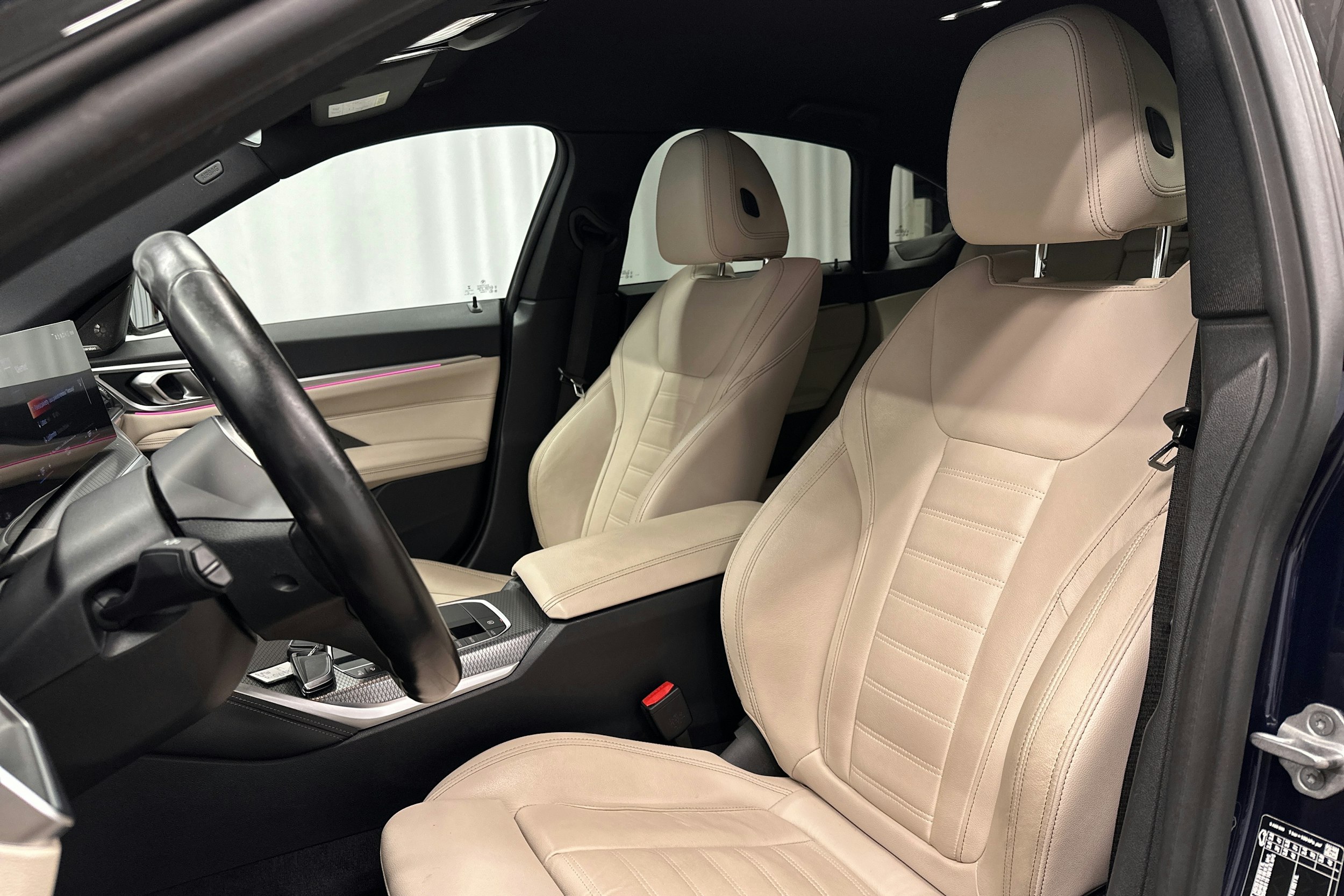 sininen BMW i4 M50 2023 kuva 33.