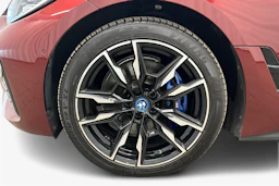 punainen BMW i4 M50 2024 kuva 9.