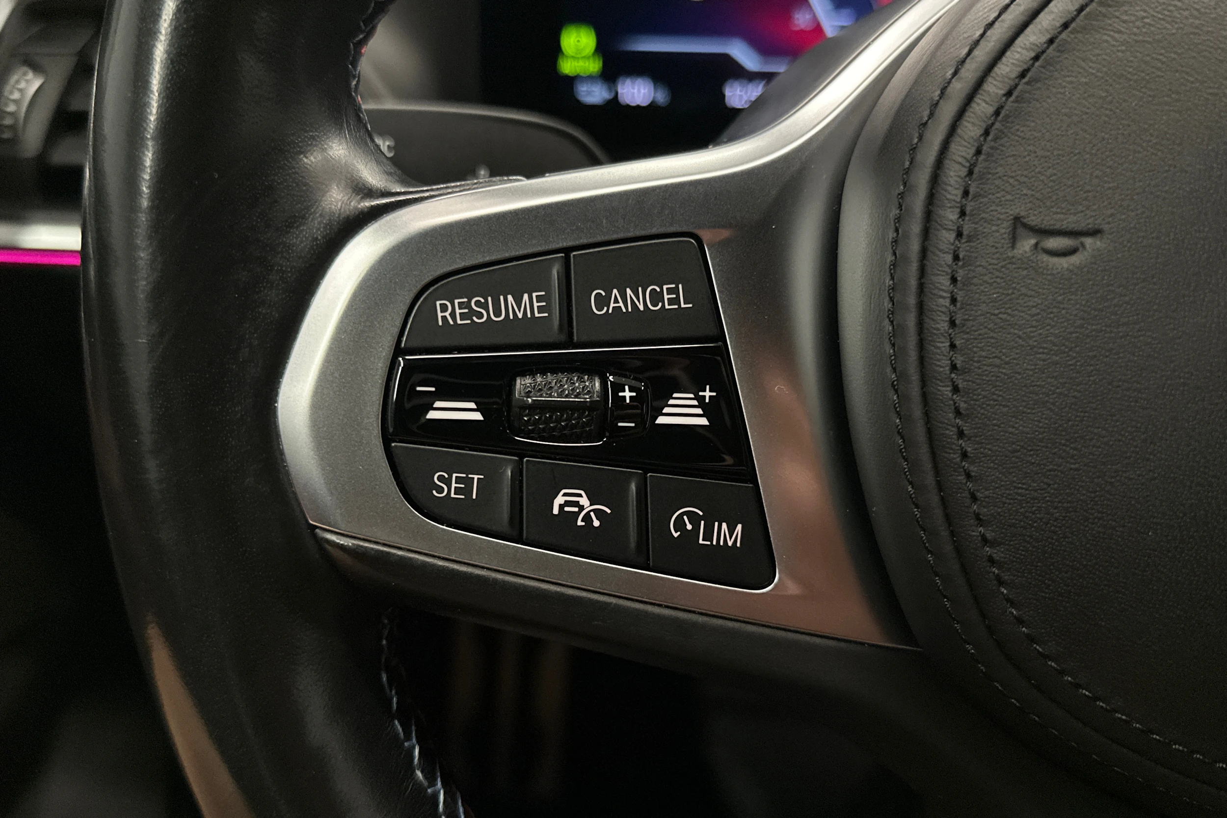 punainen BMW i4 M50 2024 kuva 12.