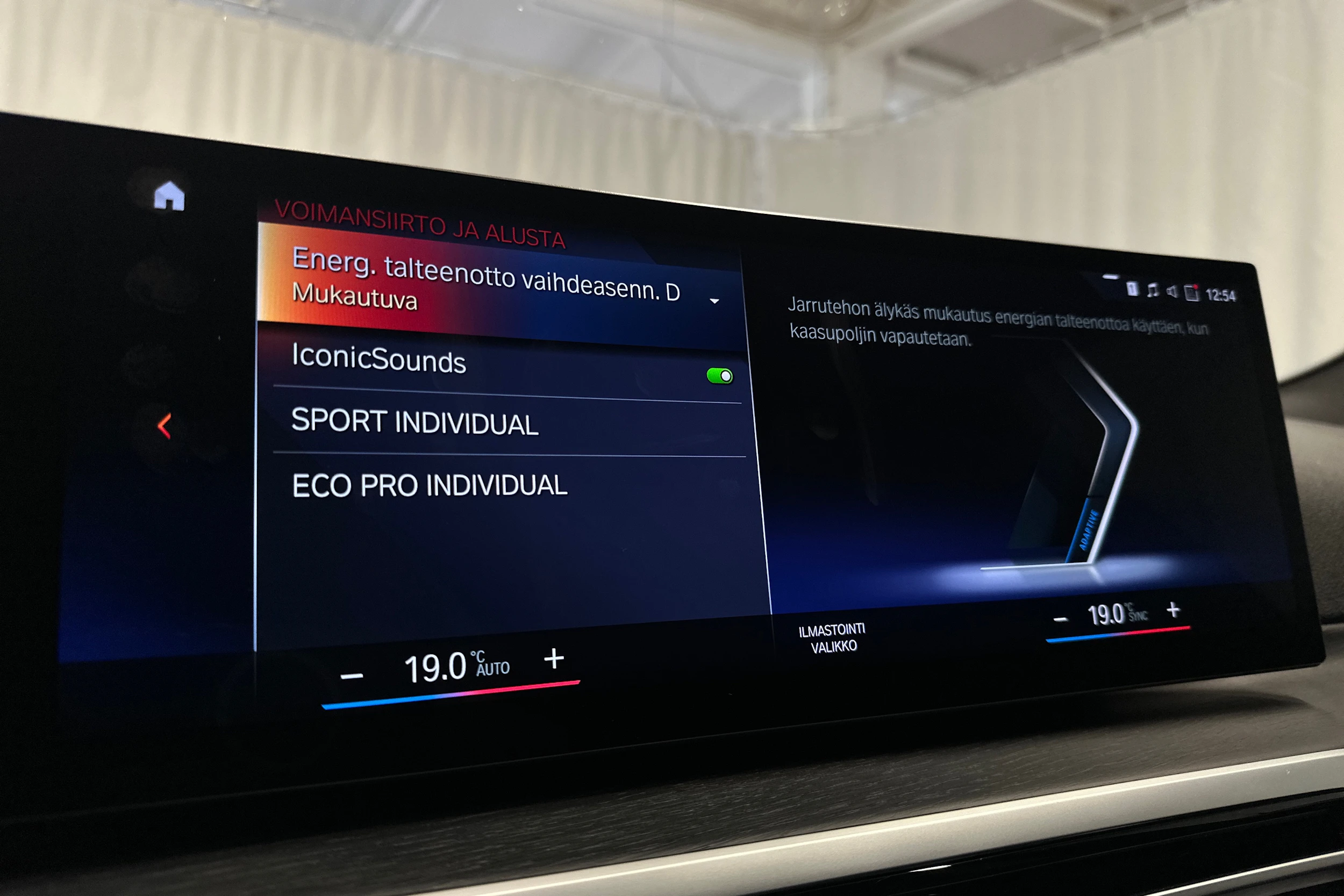 punainen BMW i4 M50 2024 kuva 18.