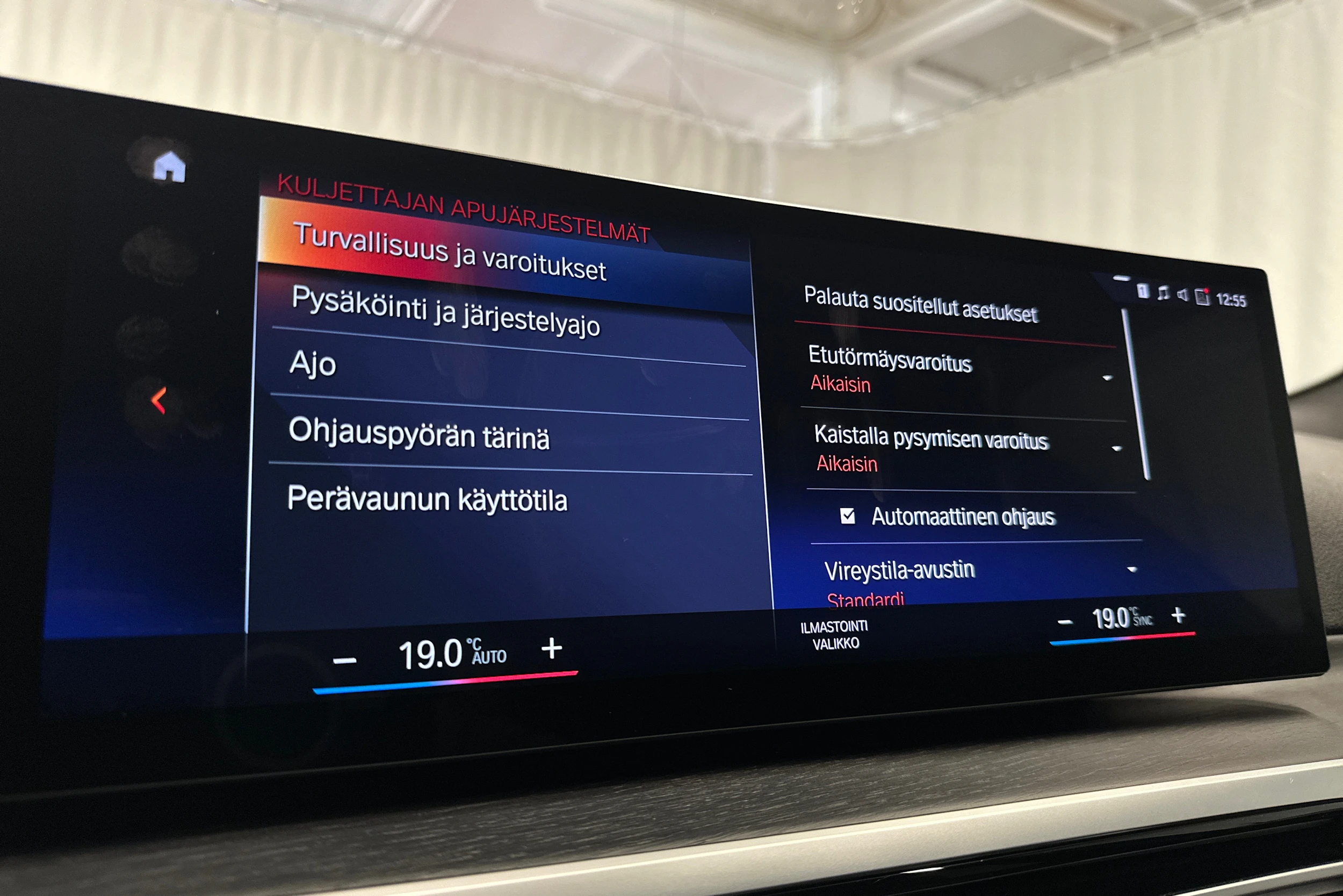 punainen BMW i4 M50 2024 kuva 19.