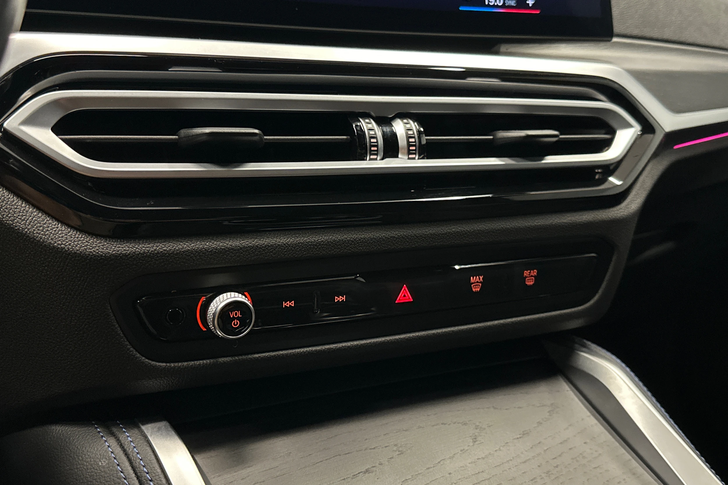 punainen BMW i4 M50 2024 kuva 23.