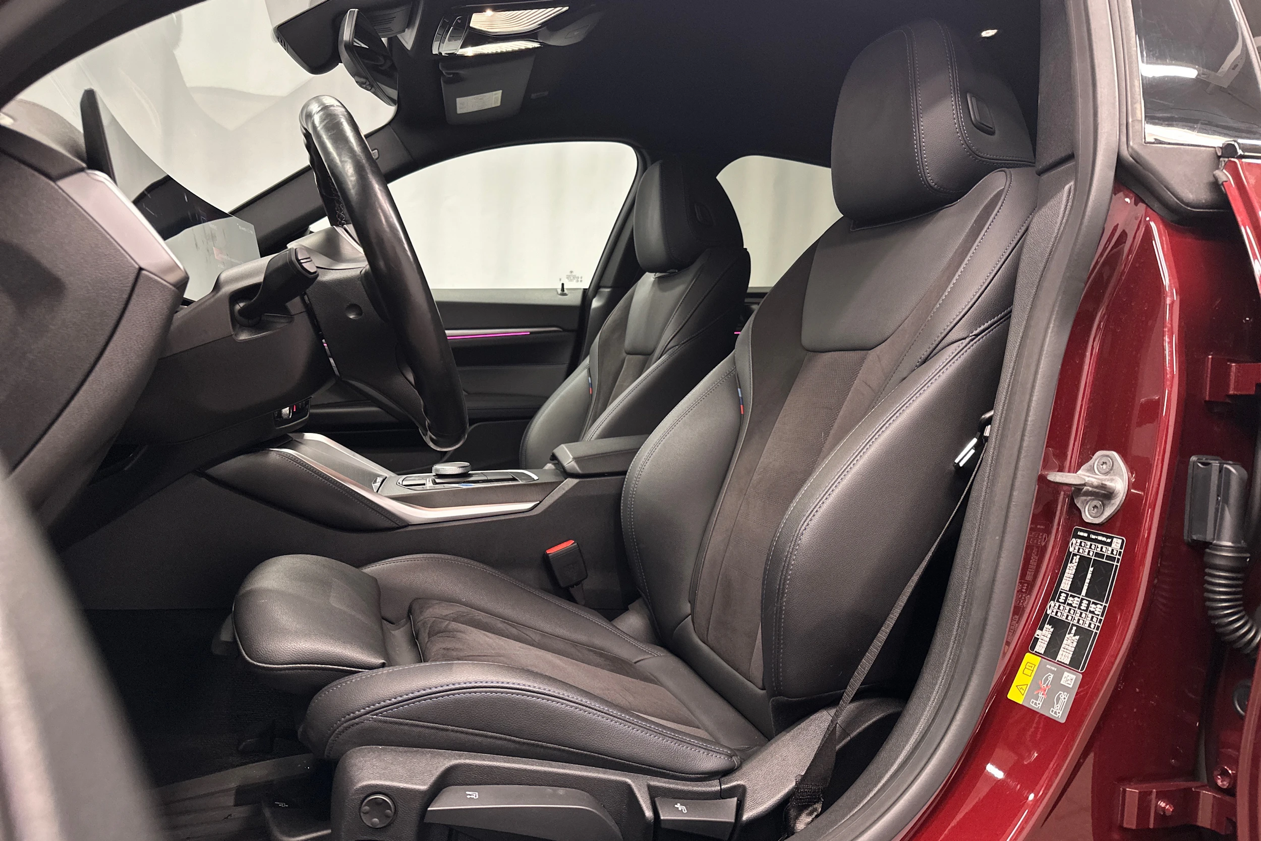 punainen BMW i4 M50 2024 kuva 26.