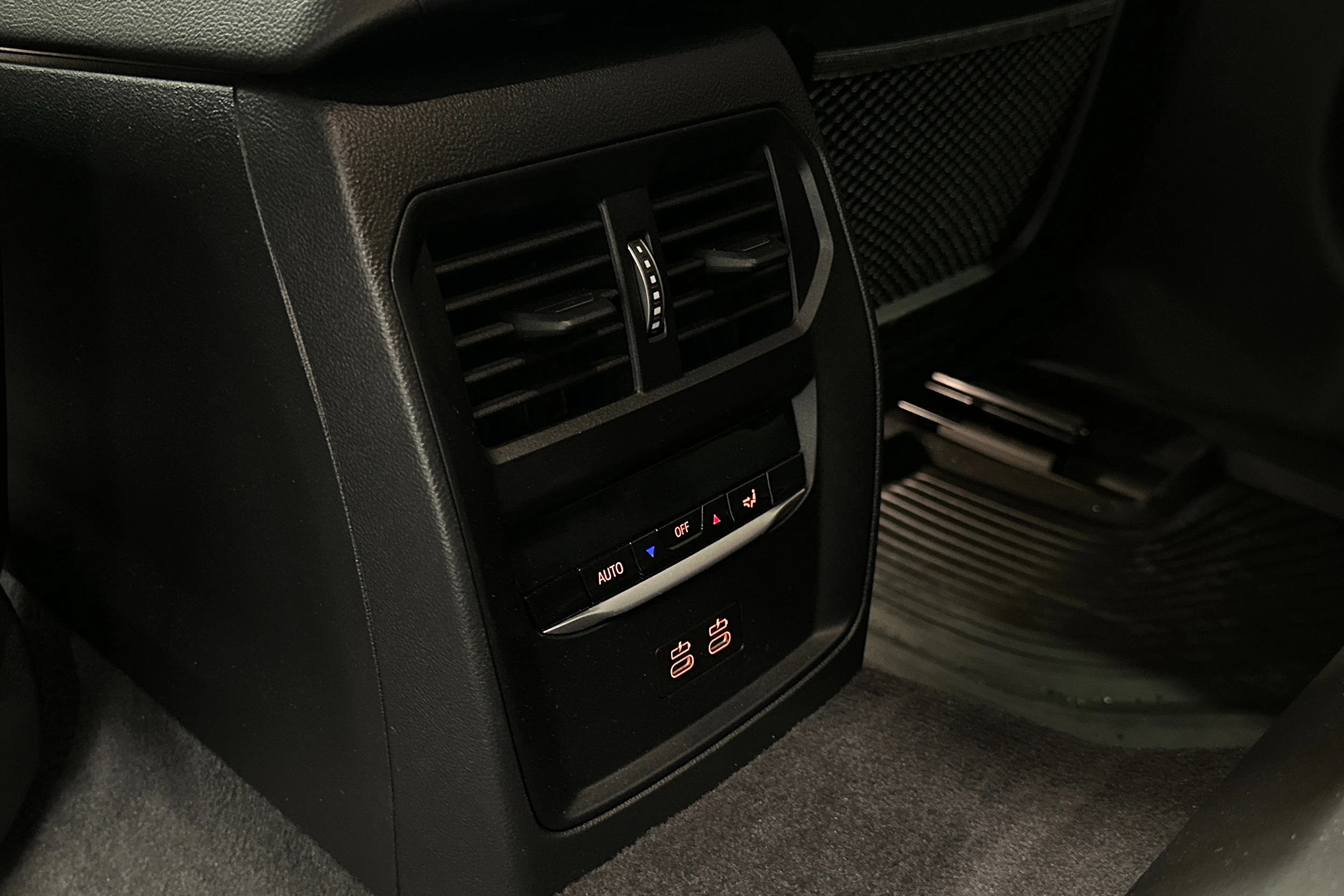 punainen BMW i4 M50 2024 kuva 27.