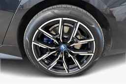 musta BMW i4 M50 2023 kuva 9.