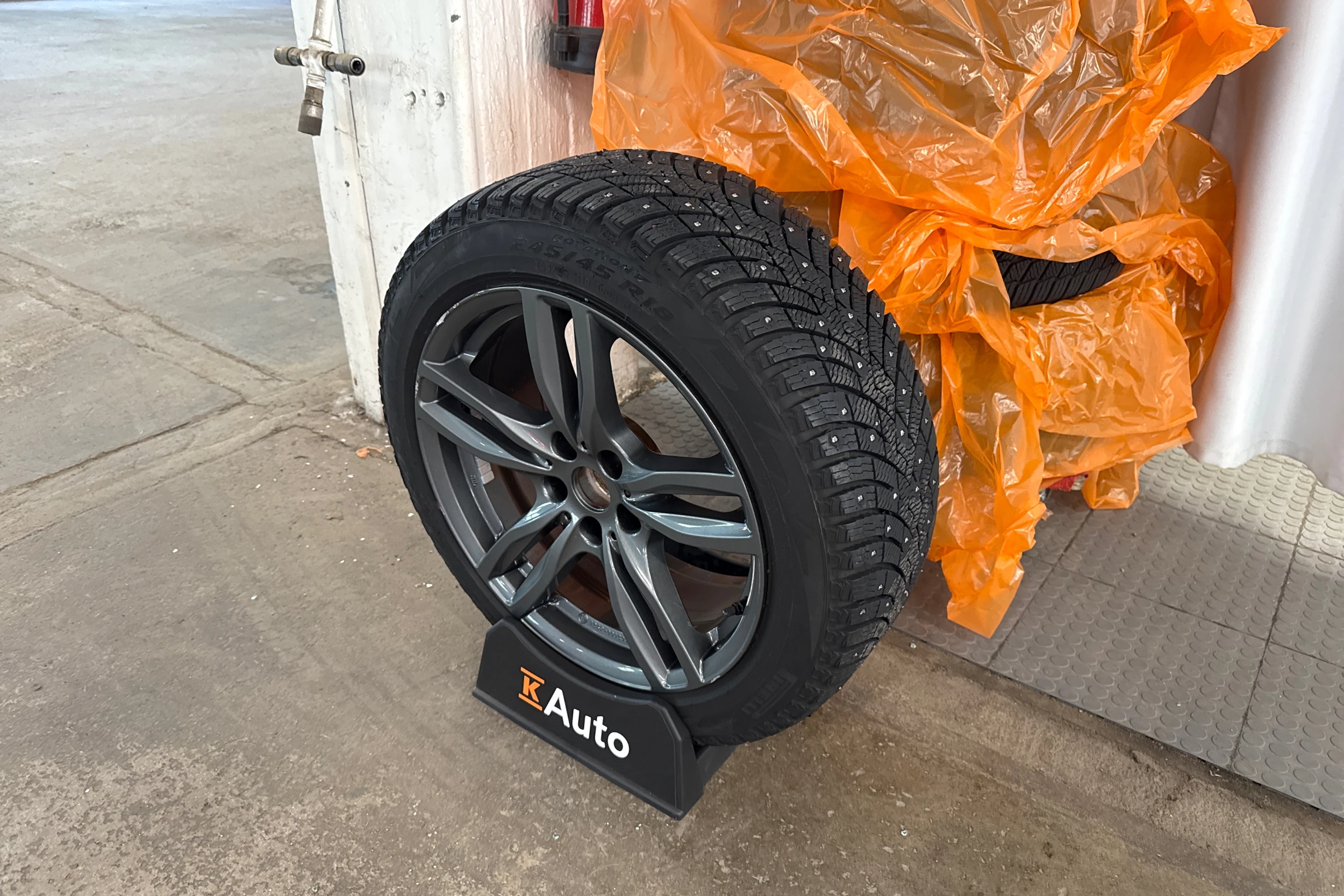 musta BMW i4 M50 2023 kuva 10.