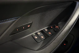 musta BMW i4 M50 2023 kuva 14.