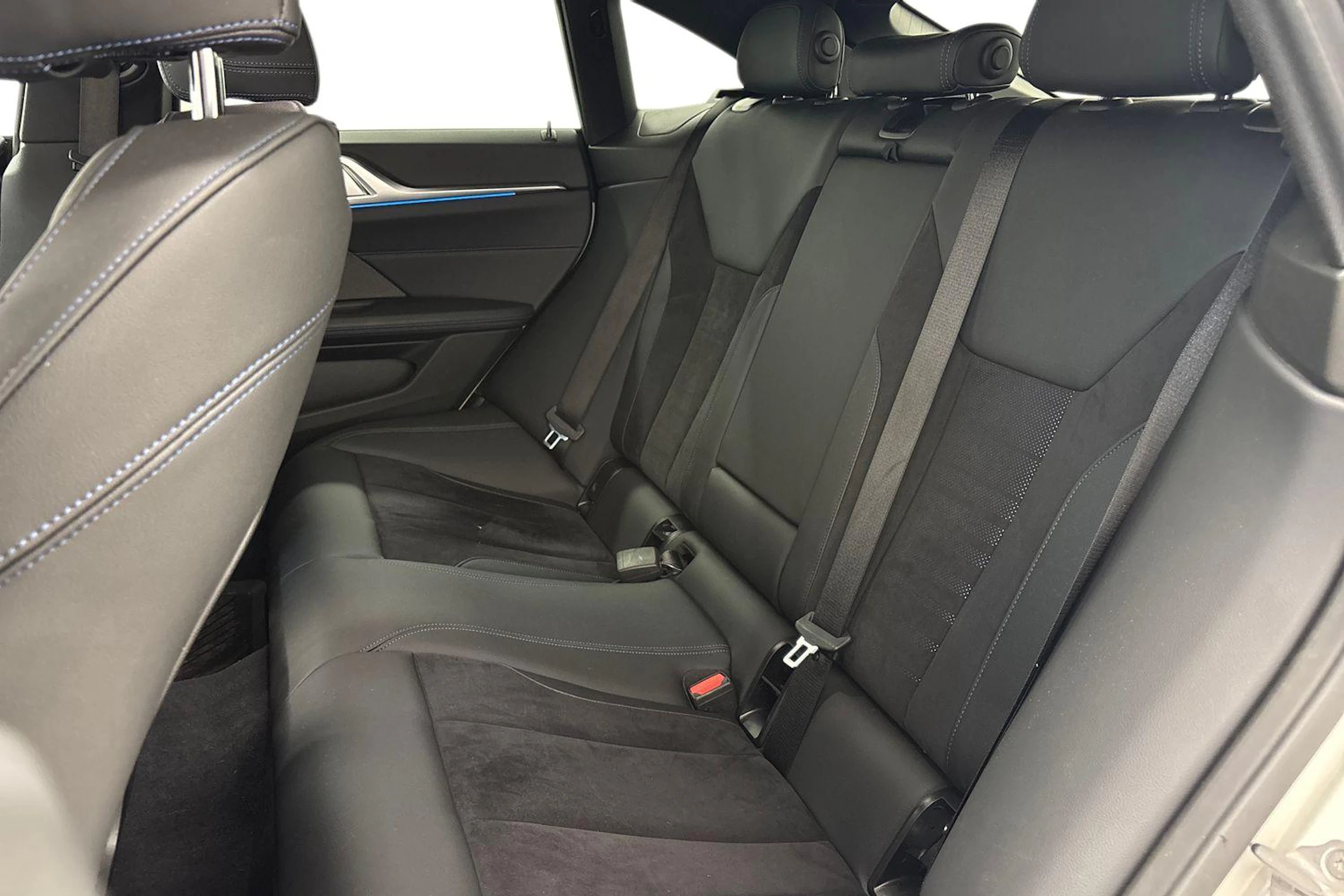 Valkoinen BMW i4 M50 2023 kuva 11.