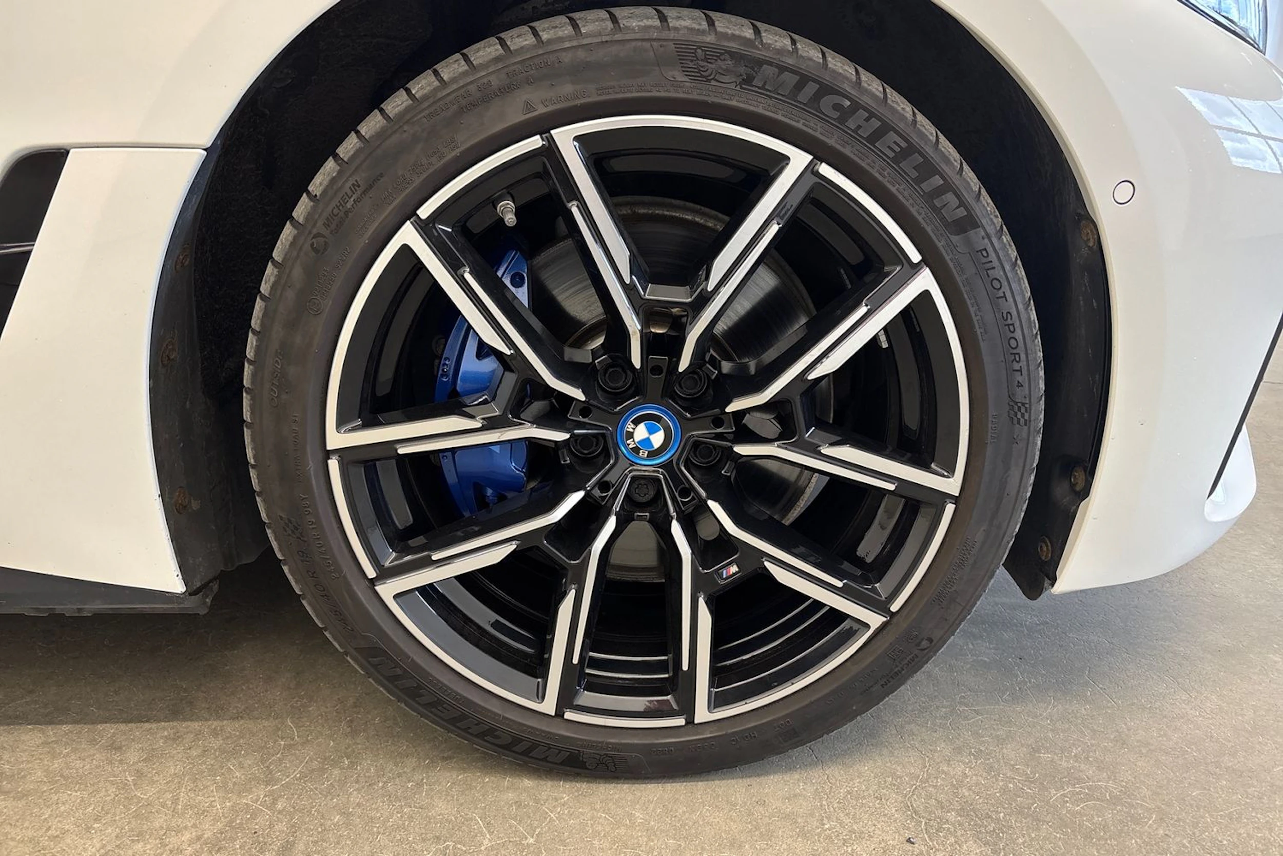 Valkoinen BMW i4 M50 2023 kuva 13.