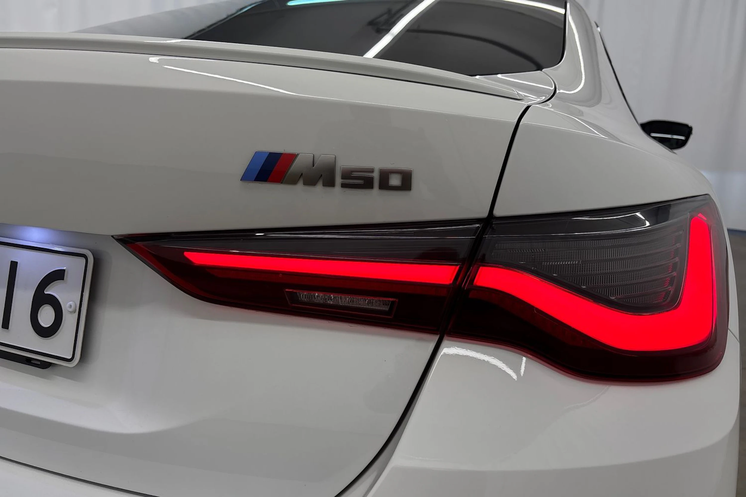 Valkoinen BMW i4 M50 2023 kuva 24.