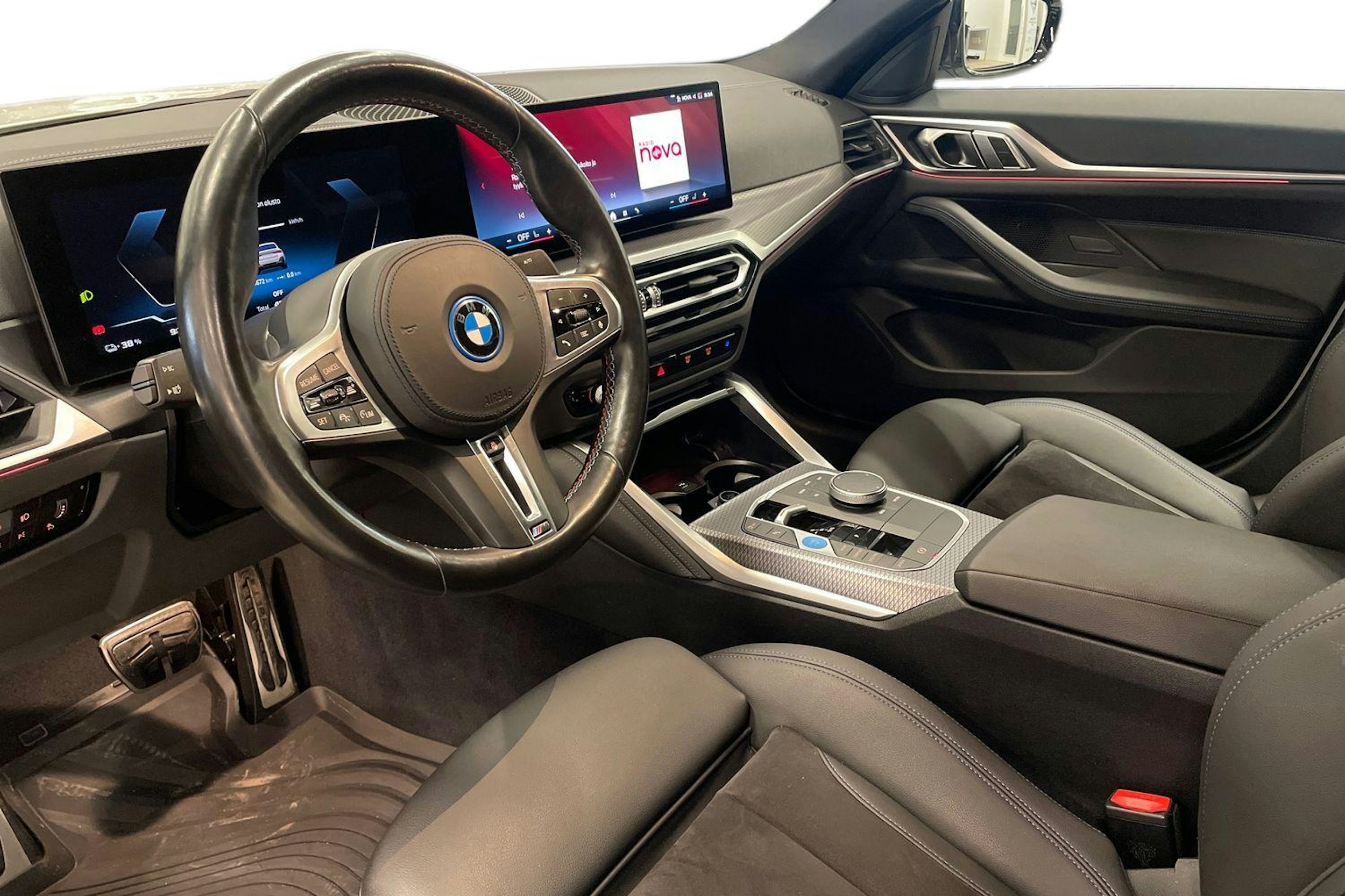 valkoinen BMW i4 M50 2024 kuva 7.